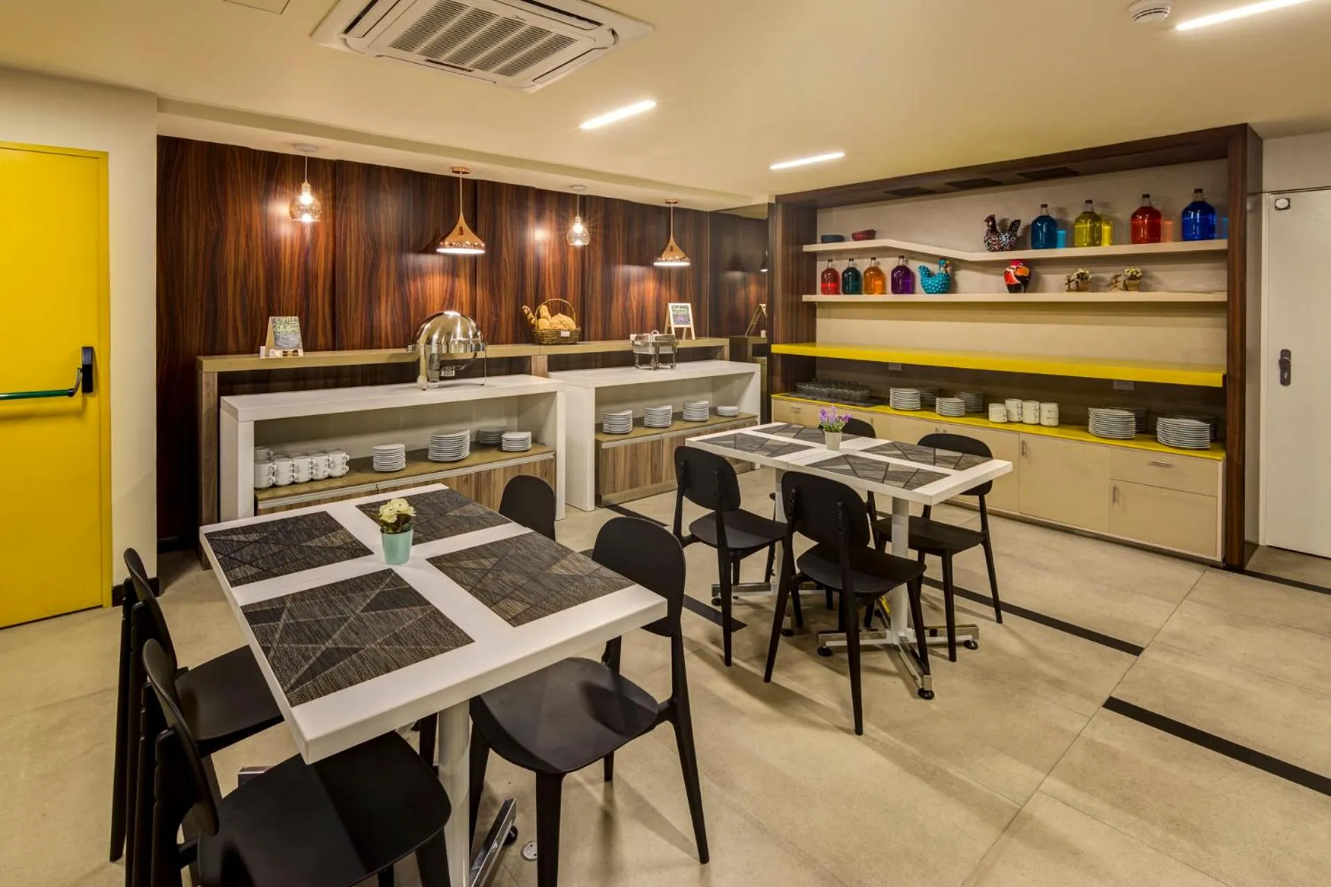 Restaurant/places to eat in Arawi Miraflores Express