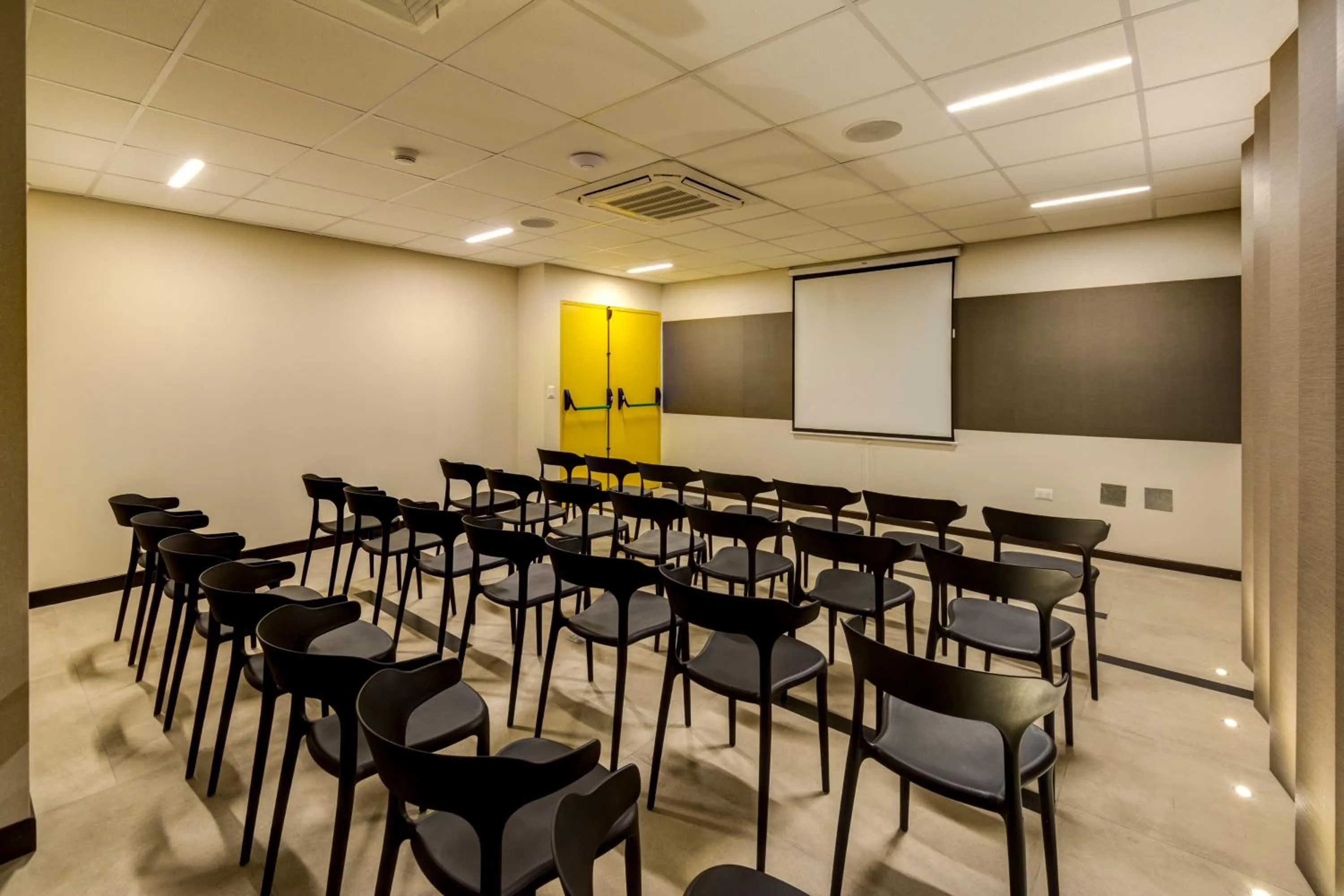 Business facilities in Arawi Miraflores Express