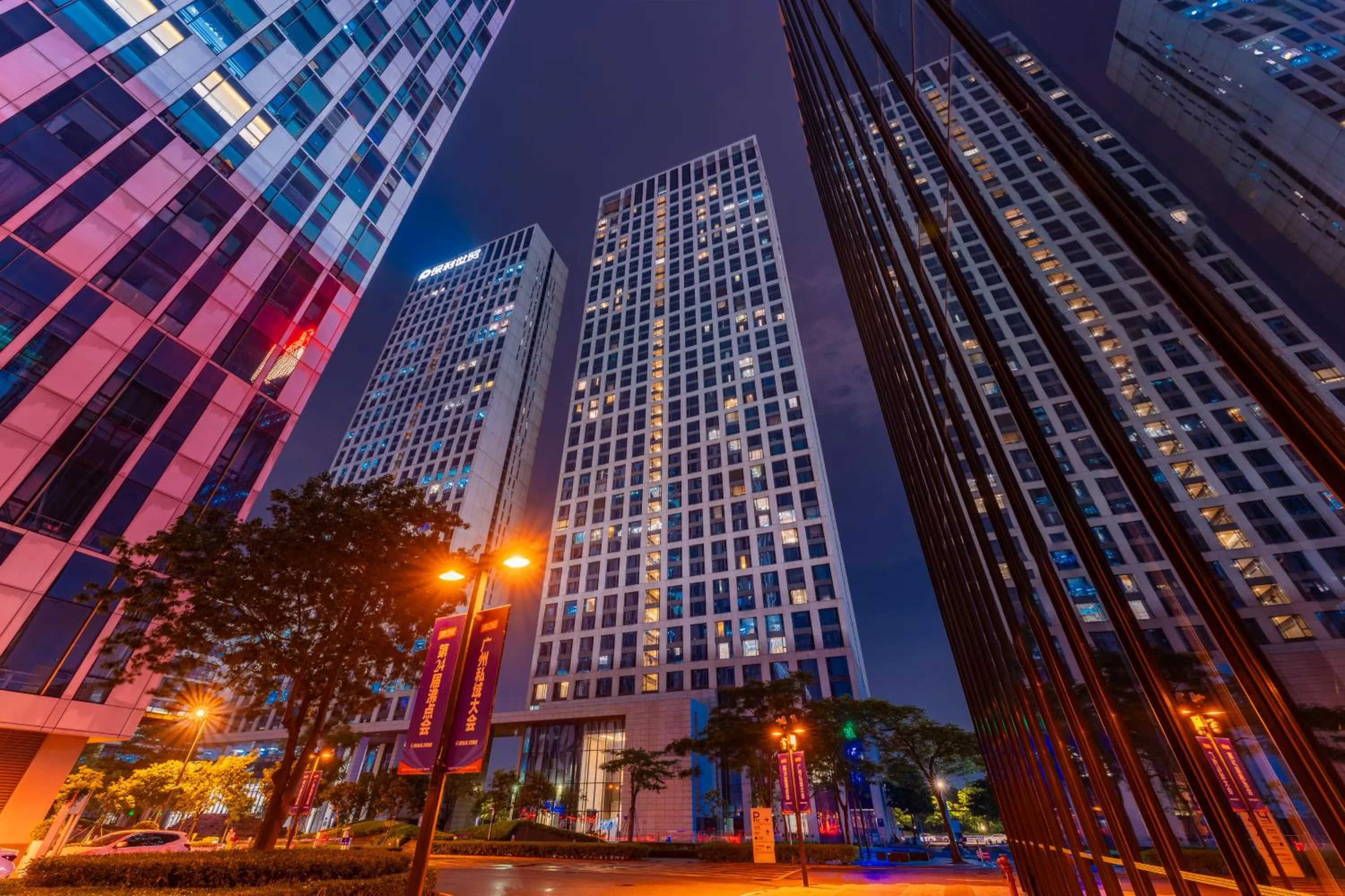 Property building in Yicheng Pazhou Poly World Trade Centre Apartment