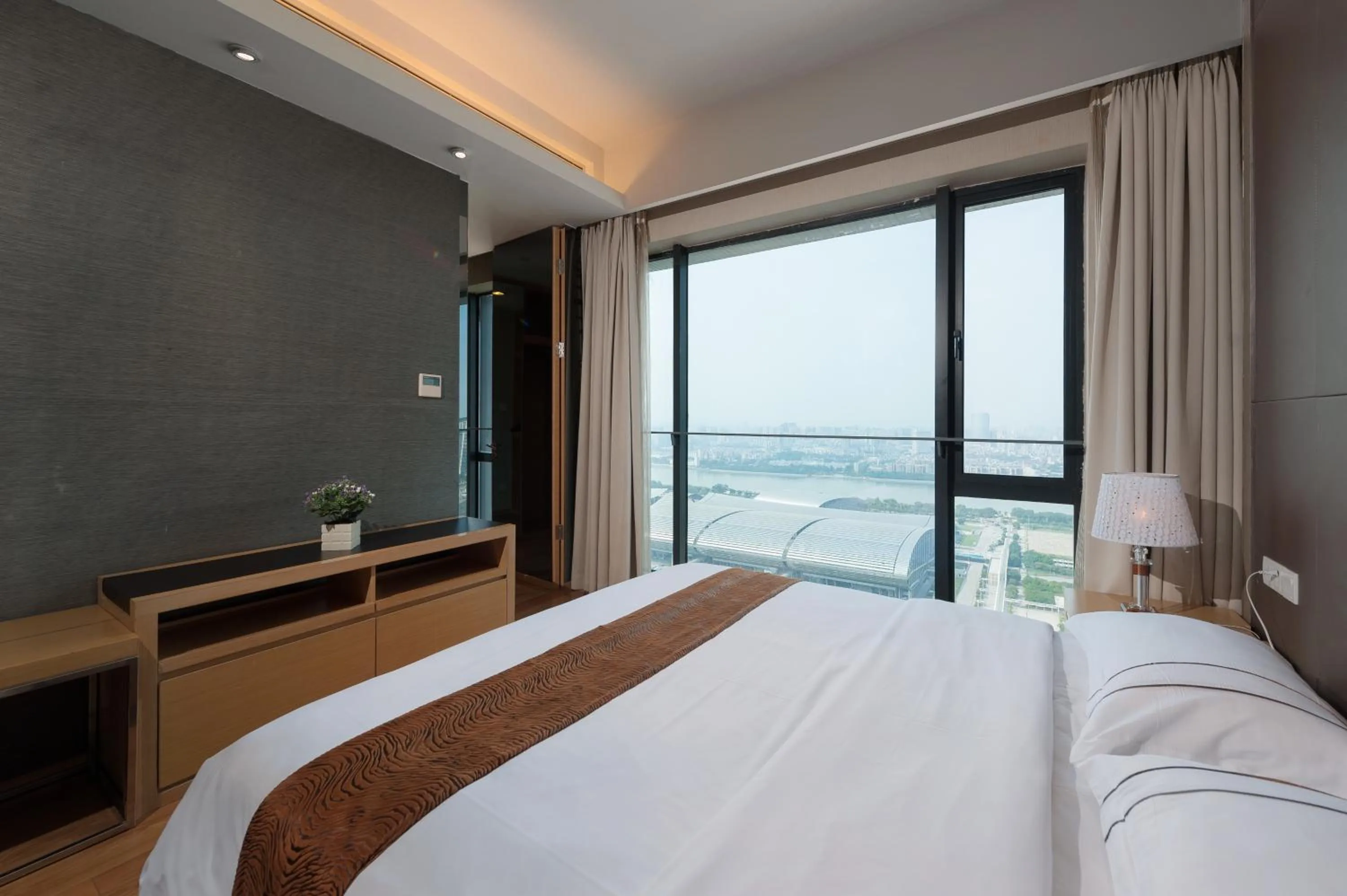 Natural landscape, Bed in Yicheng Pazhou Poly World Trade Centre Apartment