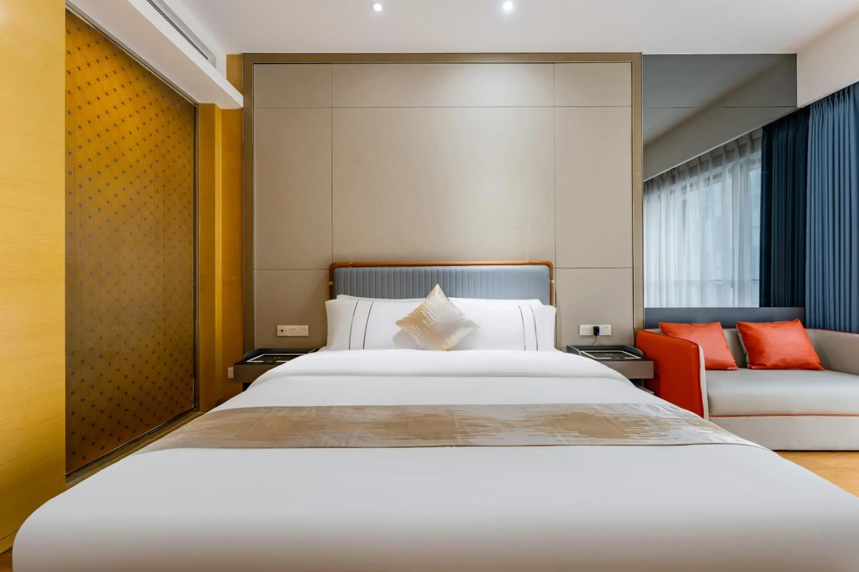 Bedroom, Bed in Yicheng Pazhou Poly World Trade Centre Apartment Bedroom, Bed in Yicheng Pazhou Poly World Trade Centre Apartment