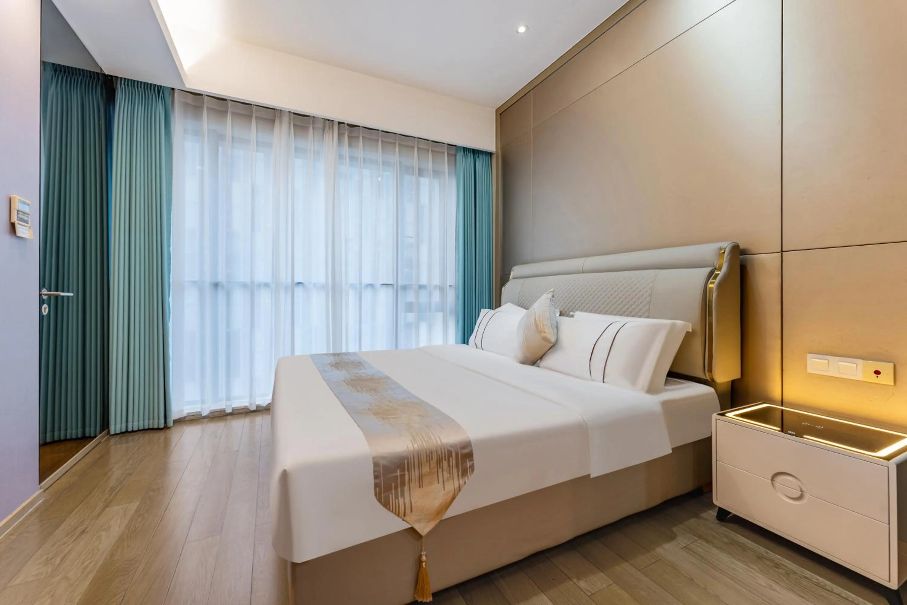 Photo of the whole room, Bed in Yicheng Pazhou Poly World Trade Centre Apartment