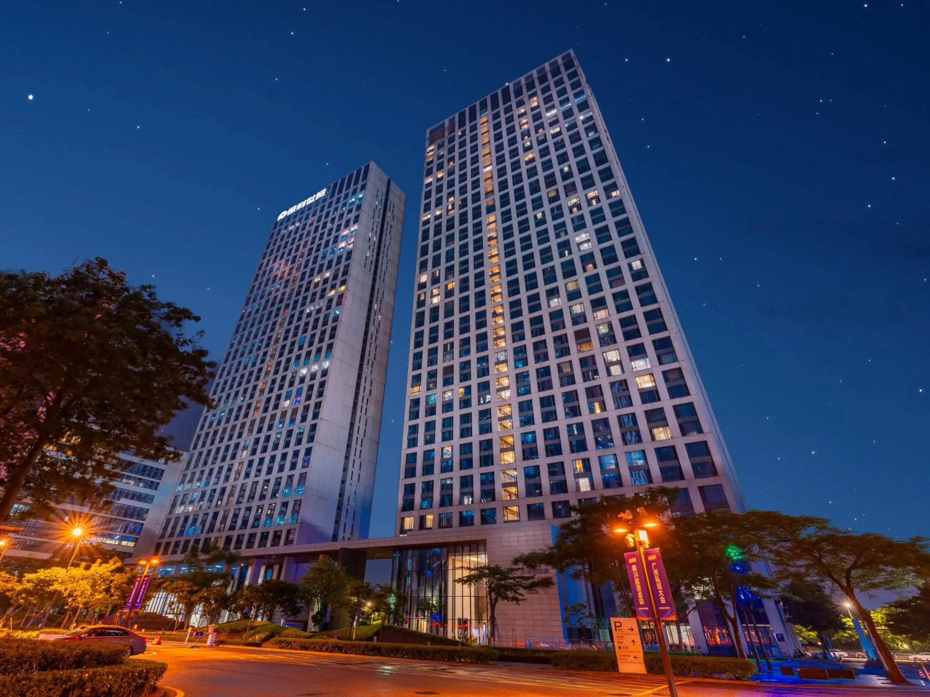 Property building in Yicheng Pazhou Poly World Trade Centre Apartment Property building in Yicheng Pazhou Poly World Trade Centre Apartment