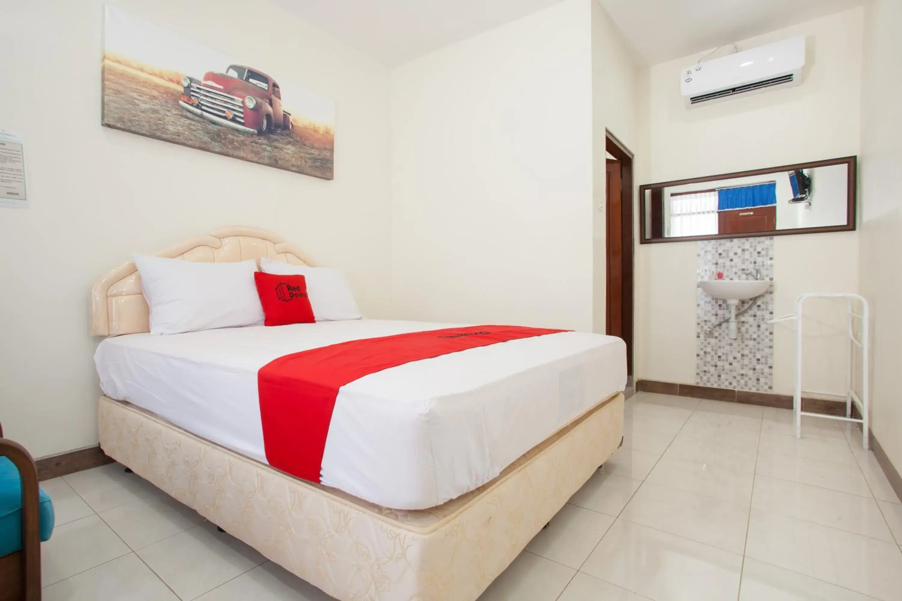 Bedroom, Bed in RedDoorz @ Panglima Sudirman Probolinggo Bedroom, Bed in RedDoorz @ Panglima Sudirman Probolinggo