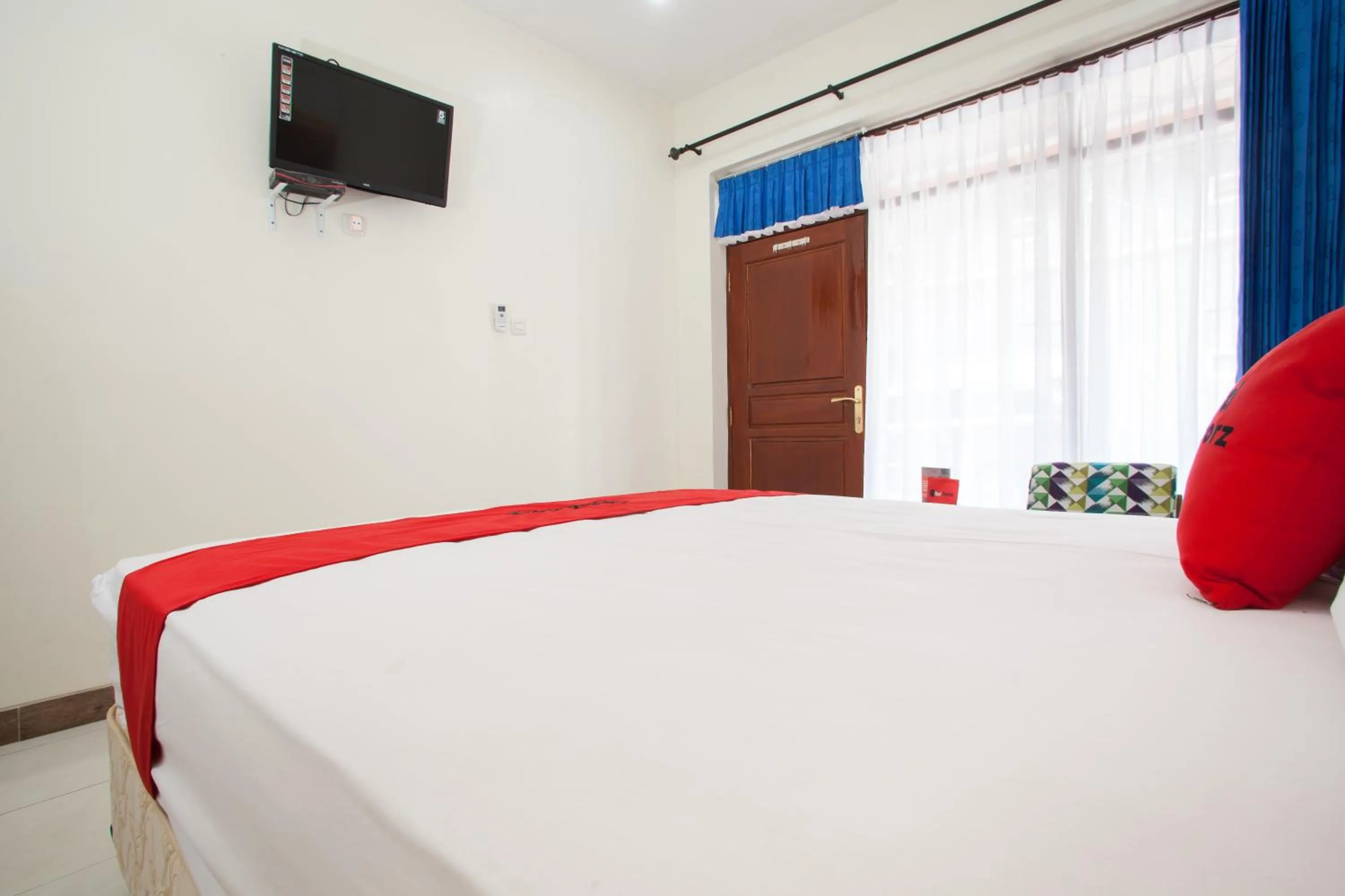 Bedroom, Bed in RedDoorz @ Panglima Sudirman Probolinggo