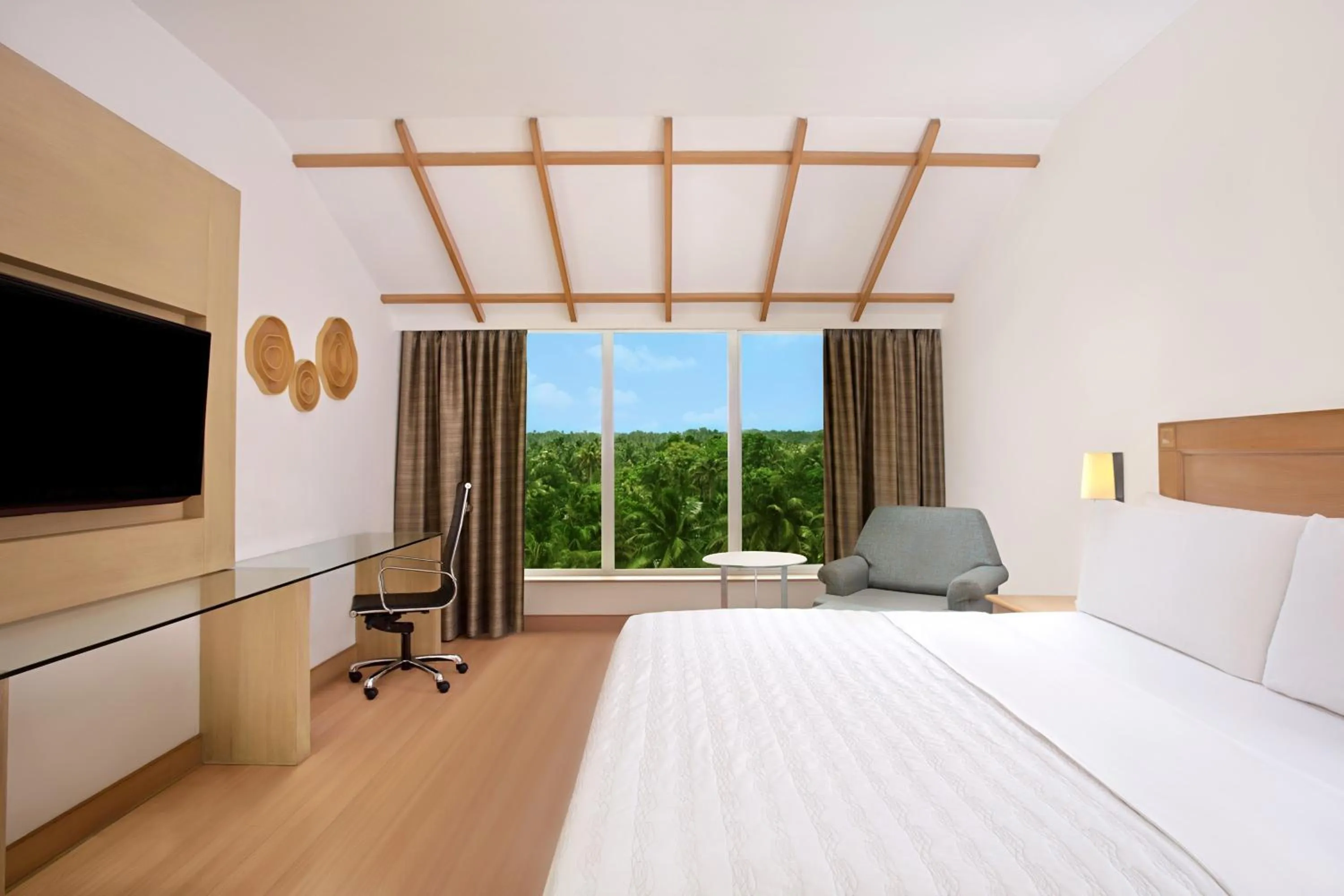 Photo of the whole room, Bed in Le Meridien Kochi