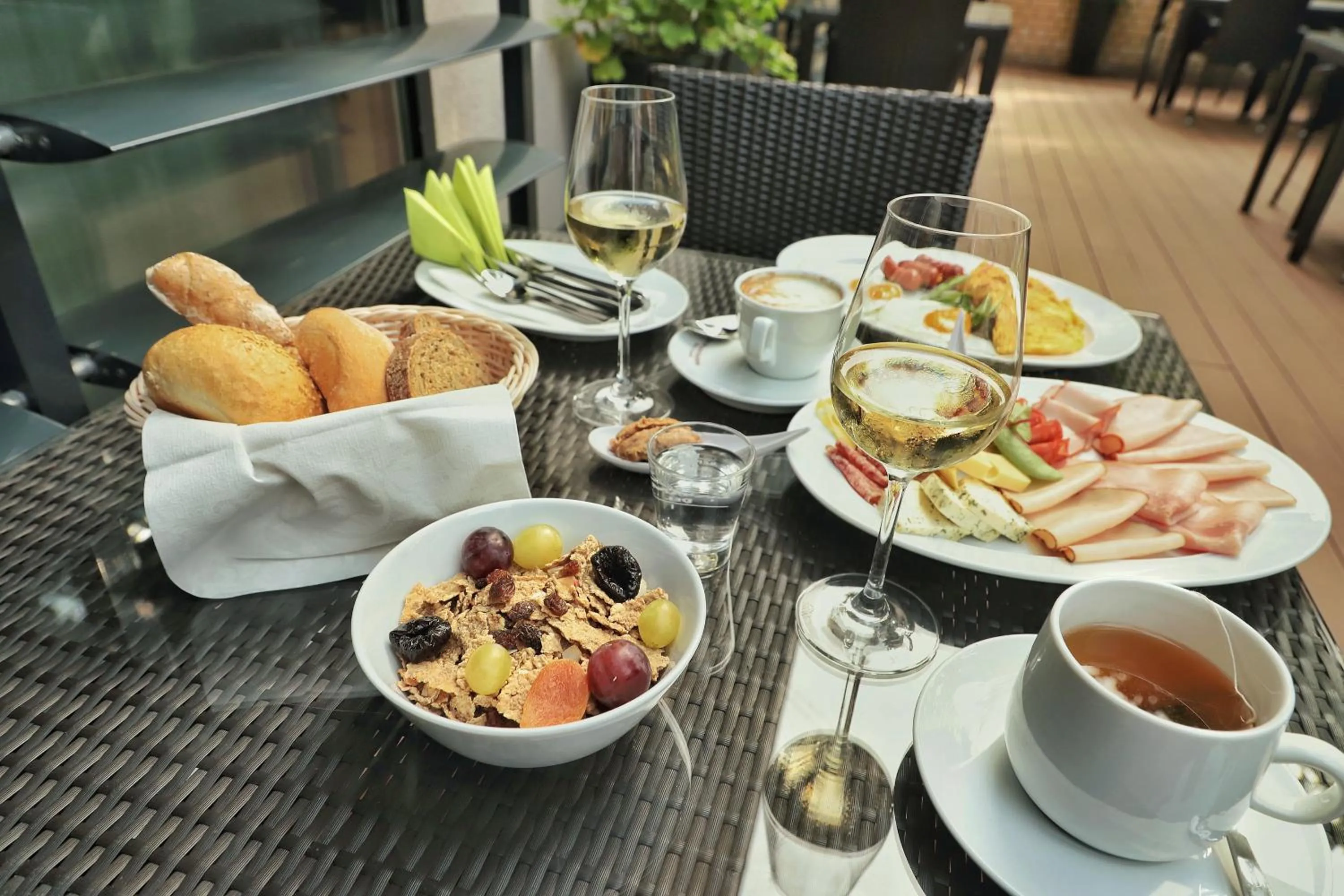 Buffet breakfast in Imola Hotel Platán