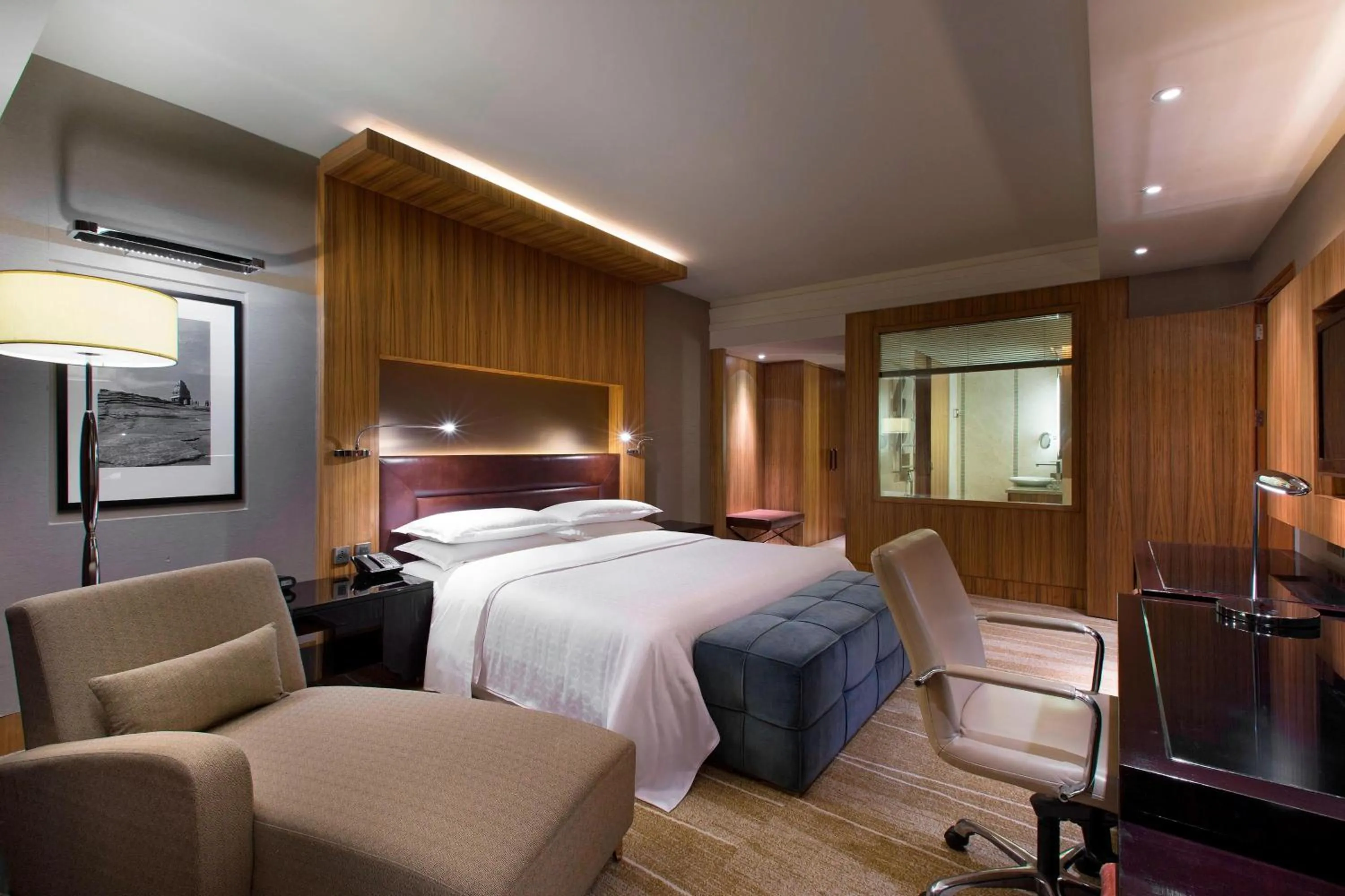 Bedroom, Bed in Sheraton Grand Bangalore Hotel at Brigade Gateway