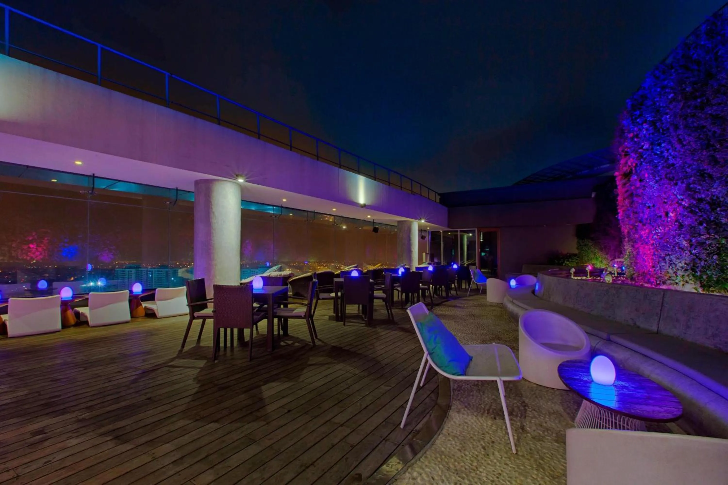 Restaurant/places to eat in Sheraton Grand Bangalore Hotel at Brigade Gateway