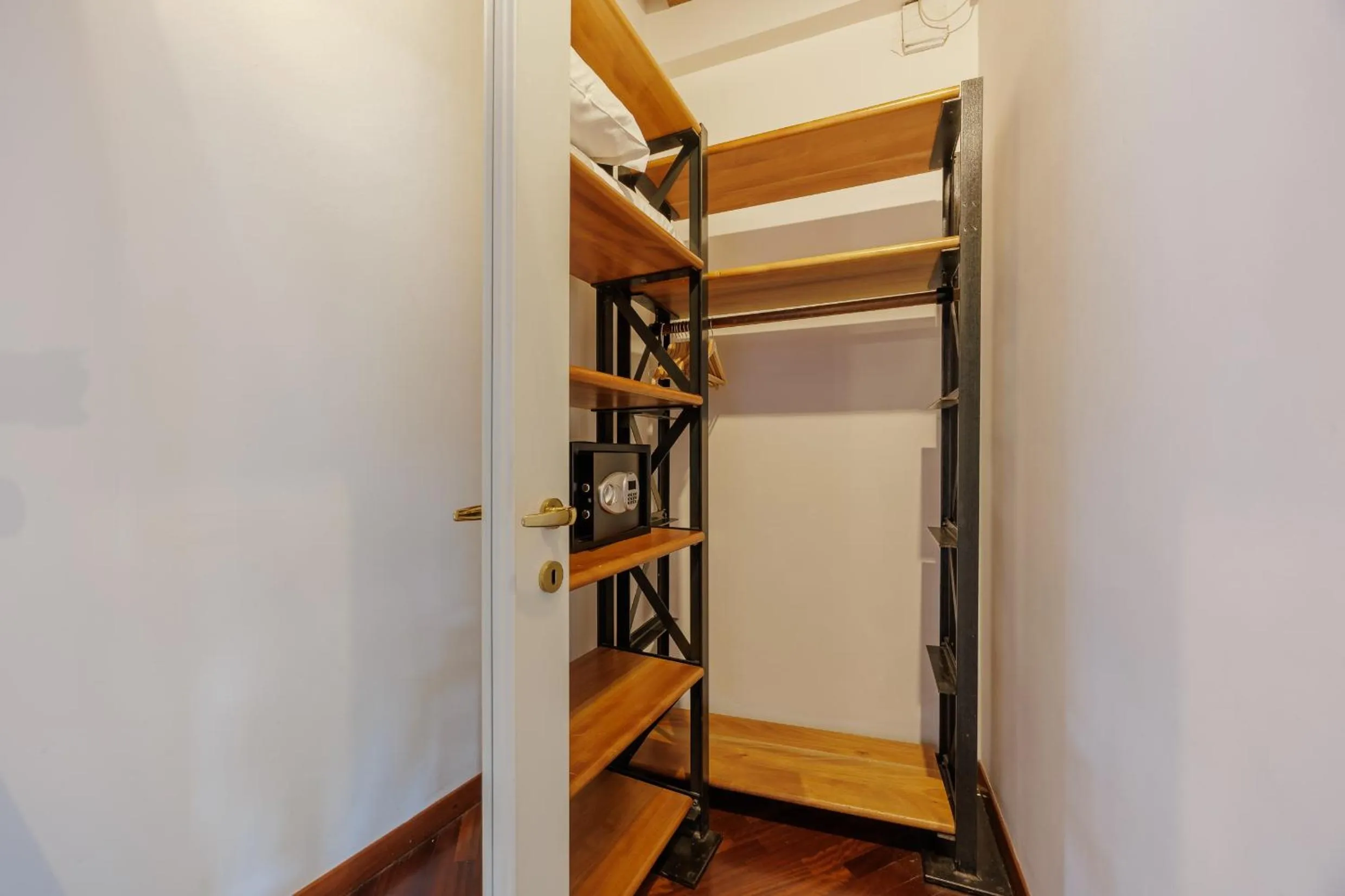 wardrobe in Hotel Degli Oleandri