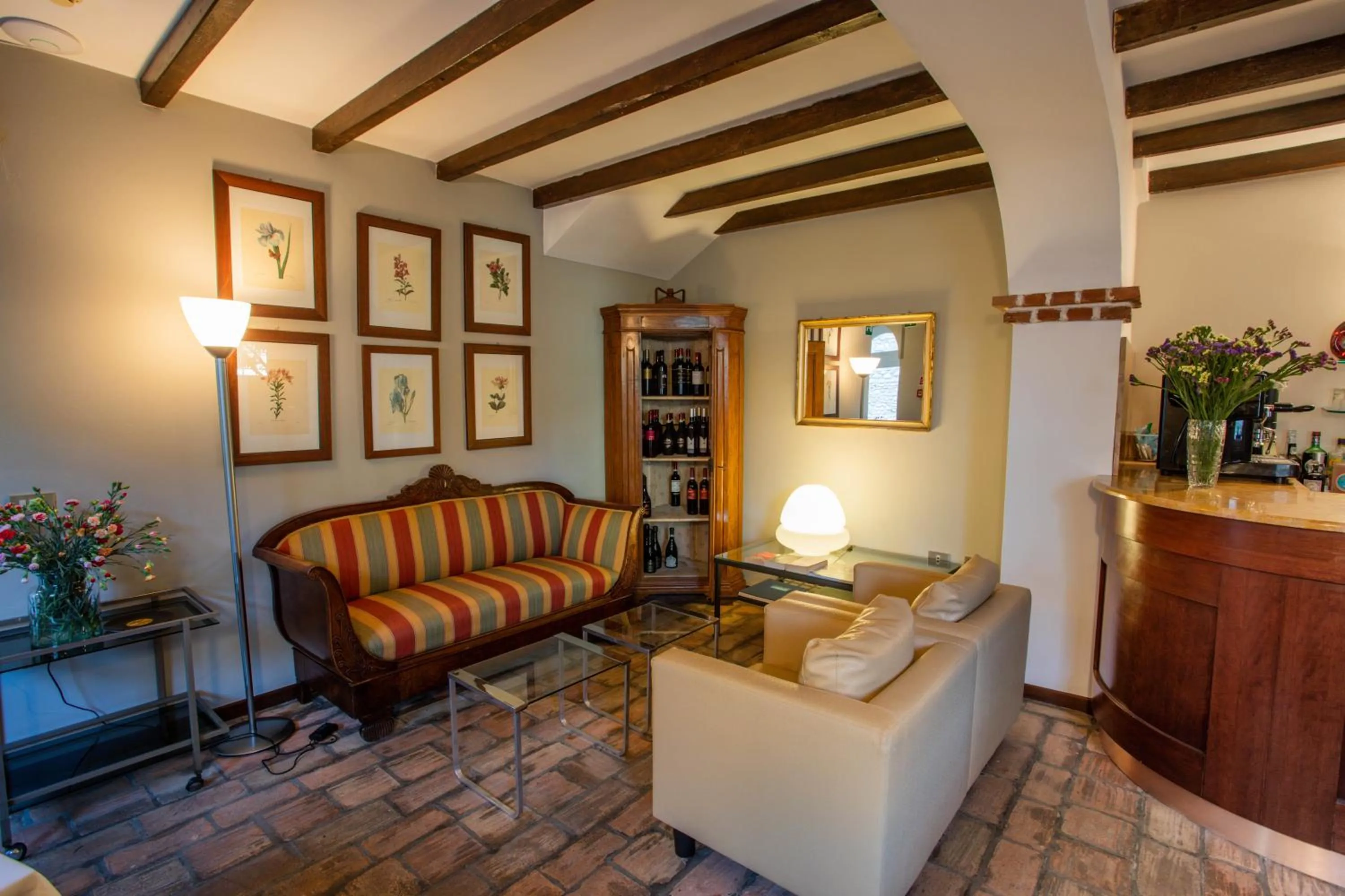 Communal lounge/ TV room in Hotel Degli Oleandri