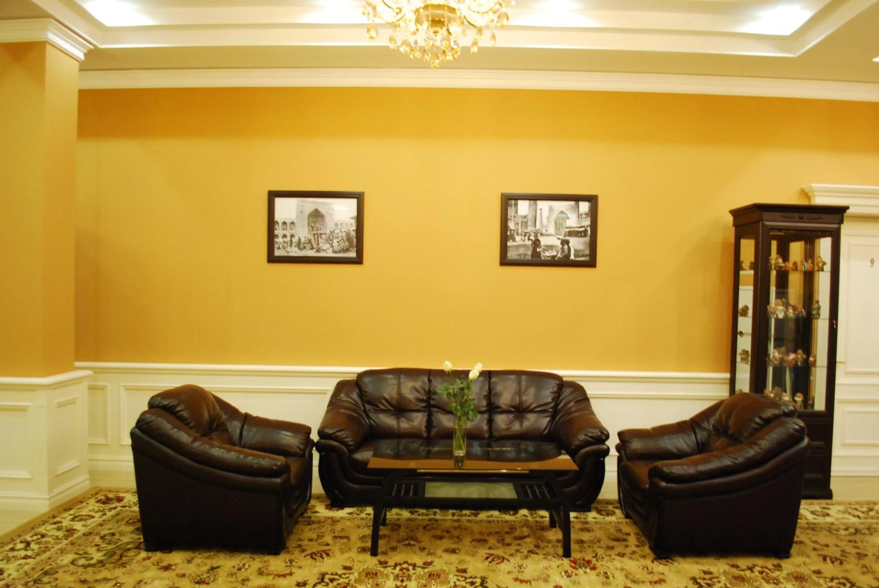 Communal lounge/ TV room in Jahon Palace