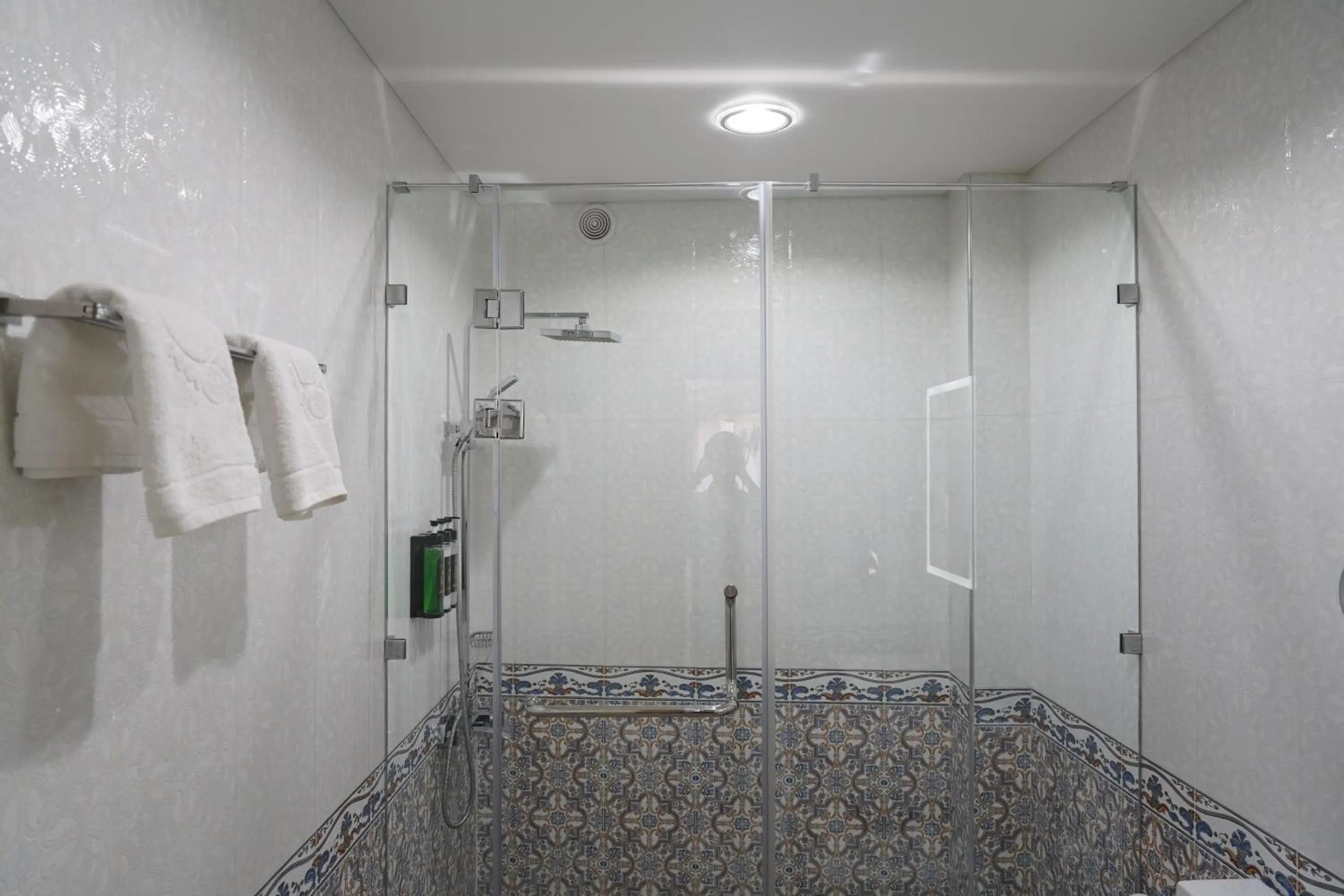 Shower in Shaxzoda Elite Hotel