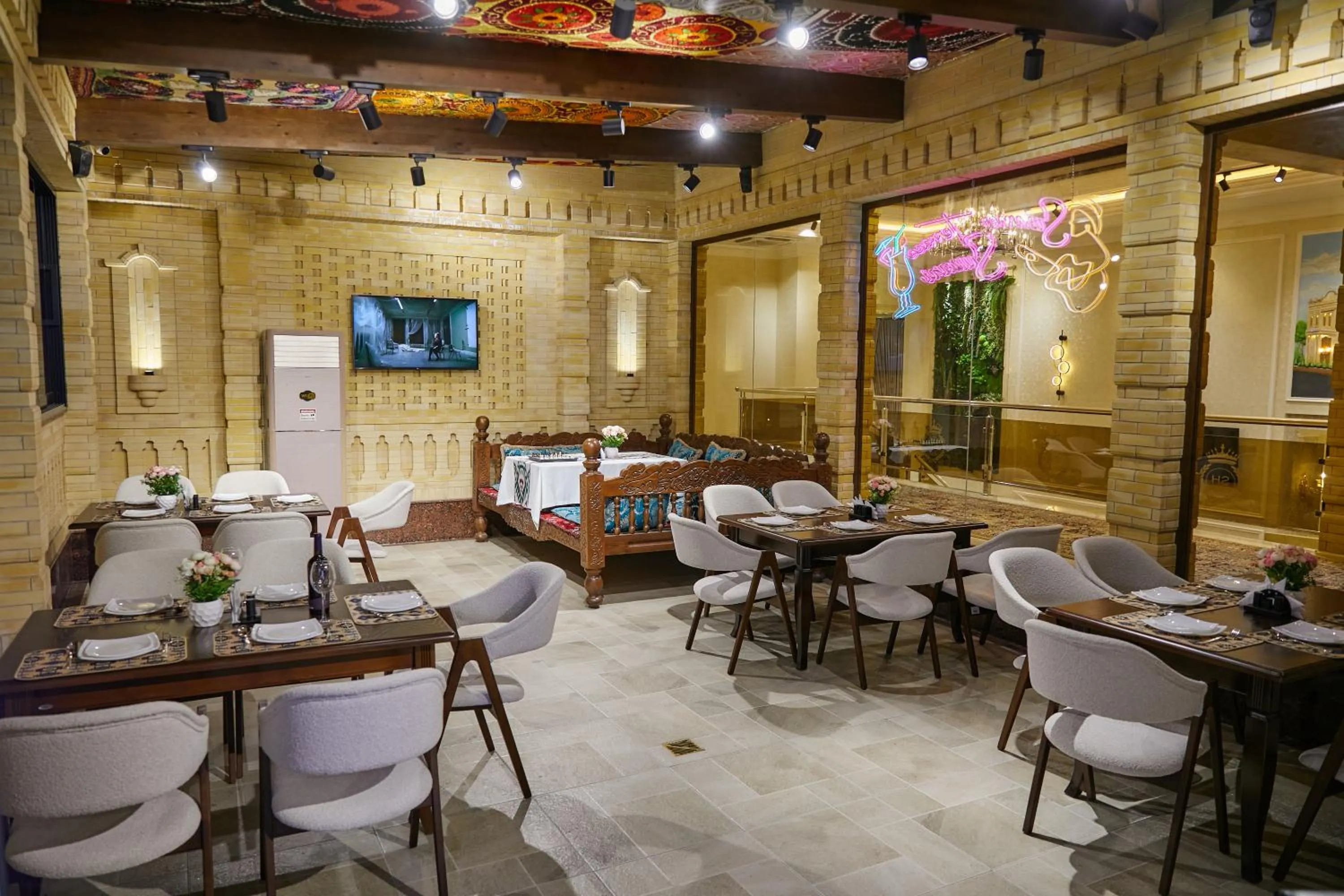 Communal lounge/ TV room in Shaxzoda Elite Hotel