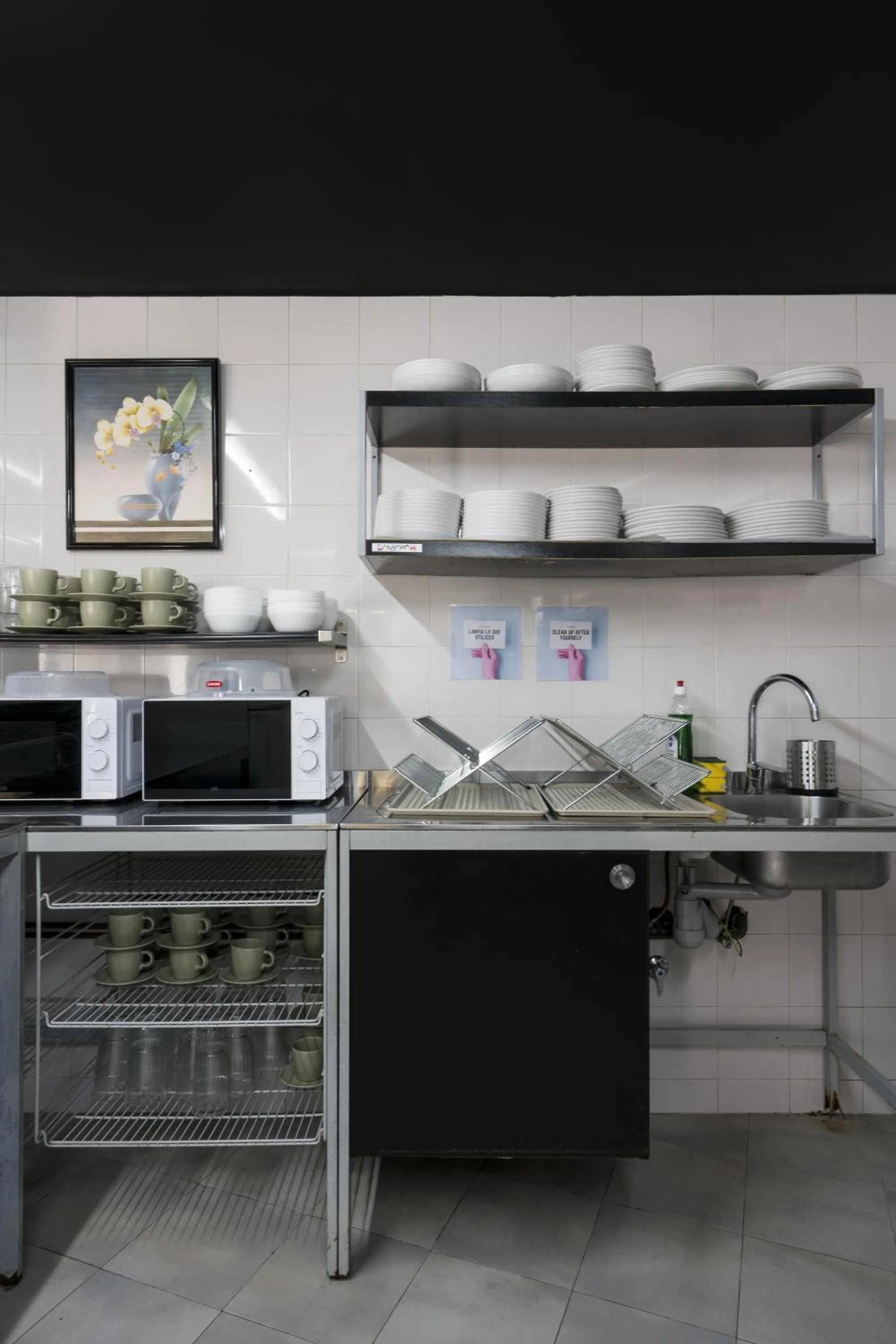 Communal kitchen in Ganbara Hostel - Self Check In