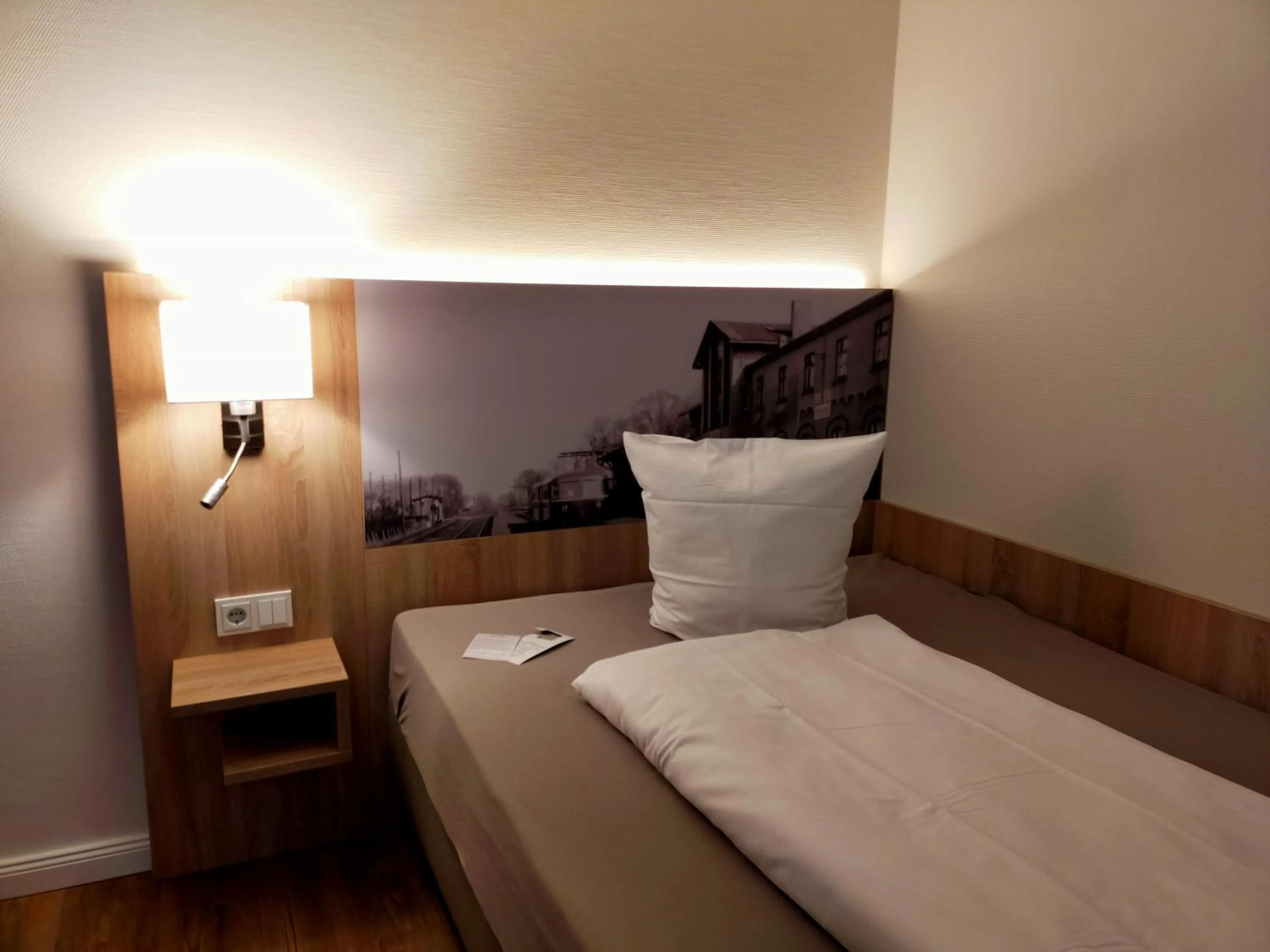 Photo of the whole room, Bed in Hotel Xtra Gleis