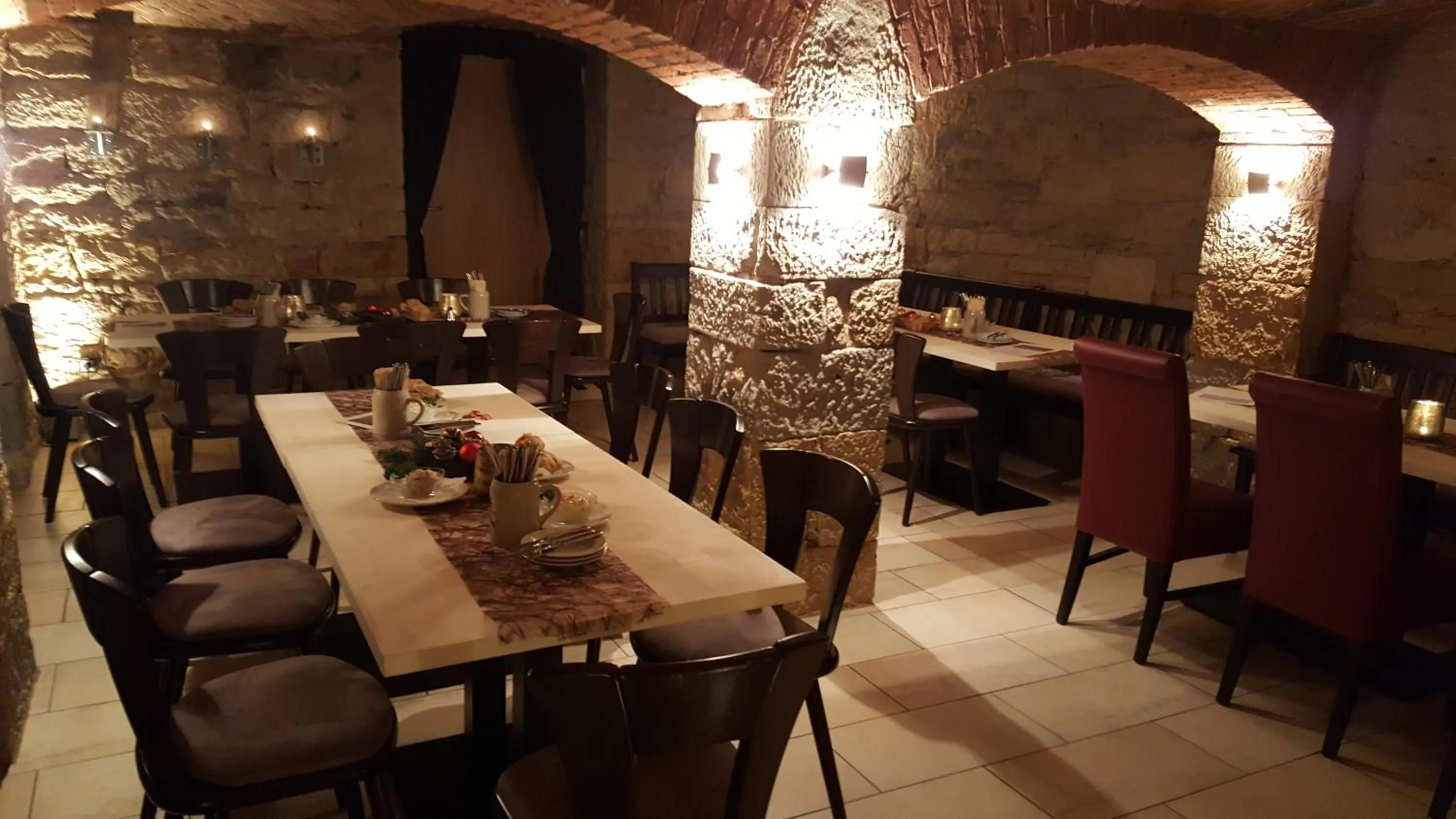 Restaurant/places to eat in Hotel Xtra Gleis