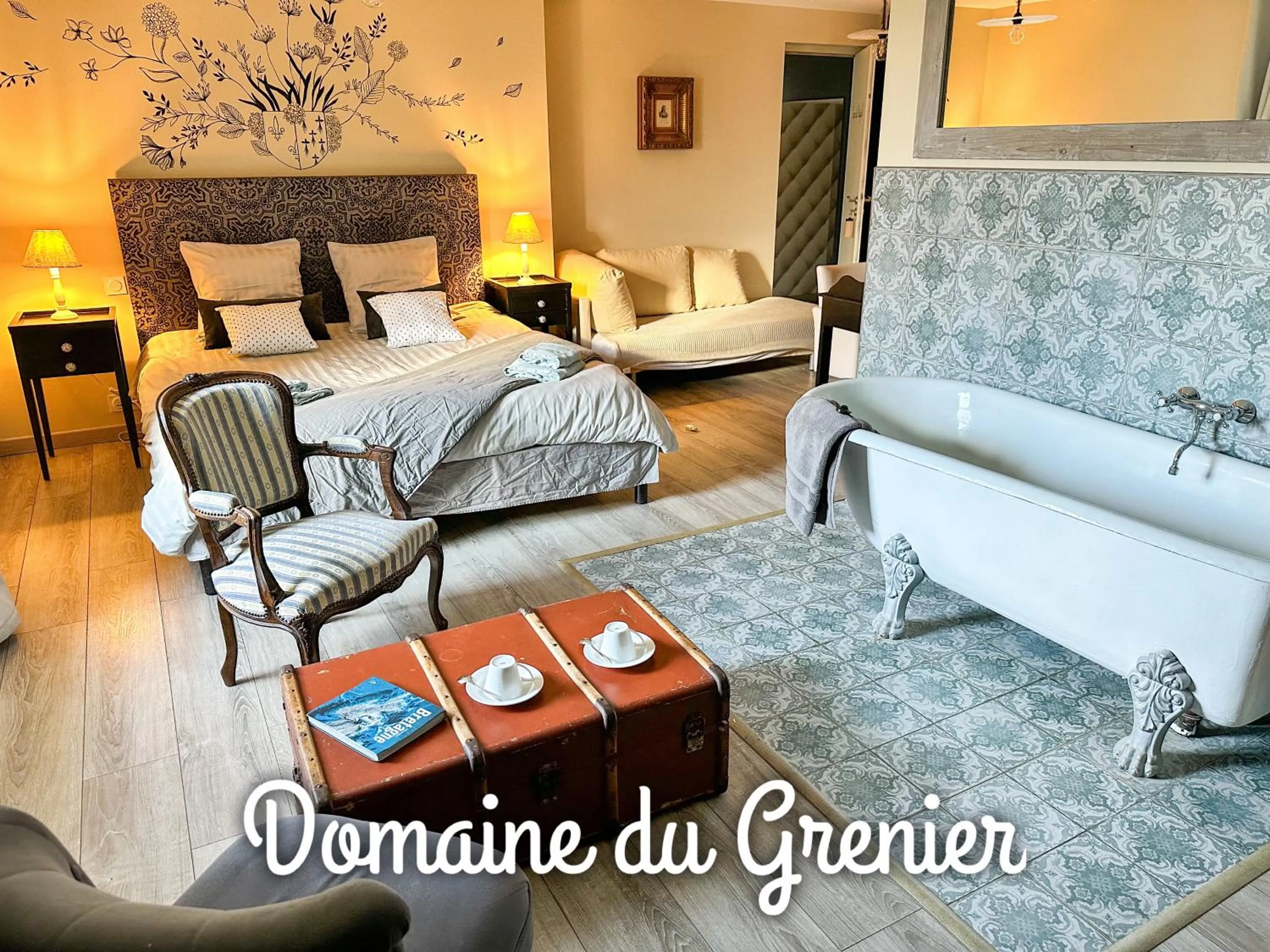 Photo of the whole room, Bed in Domaine du Grenier