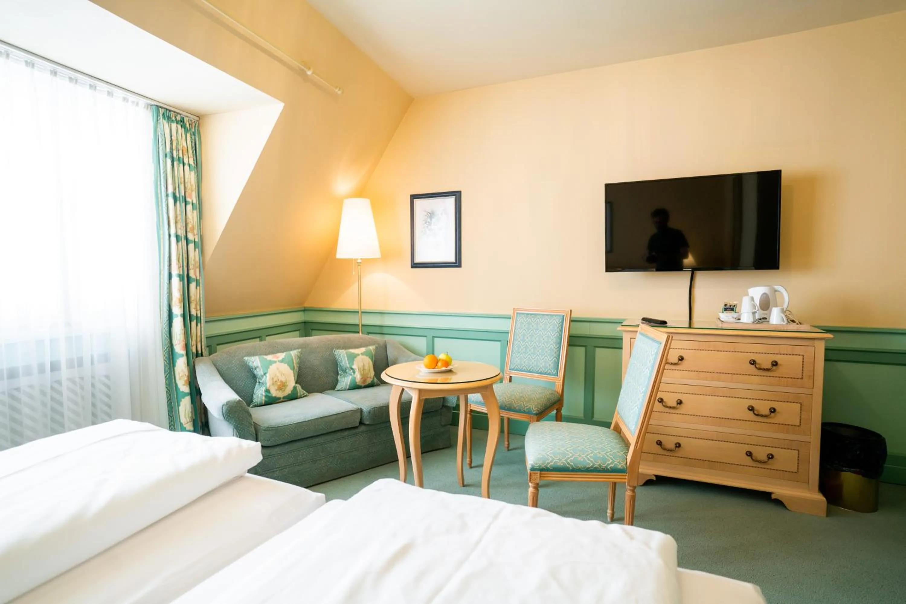 Living room, Bed in Hotel König von Ungarn