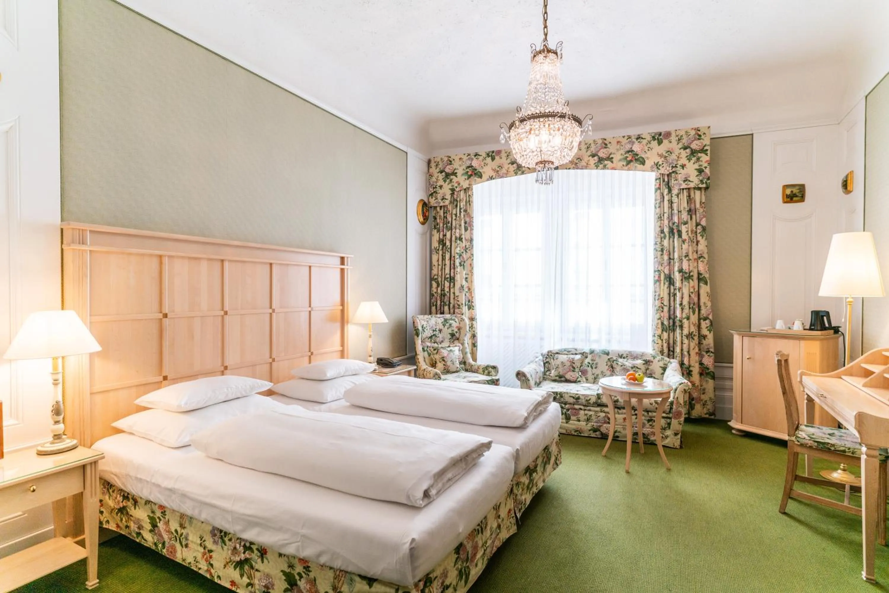 Photo of the whole room, Bed in Hotel König von Ungarn
