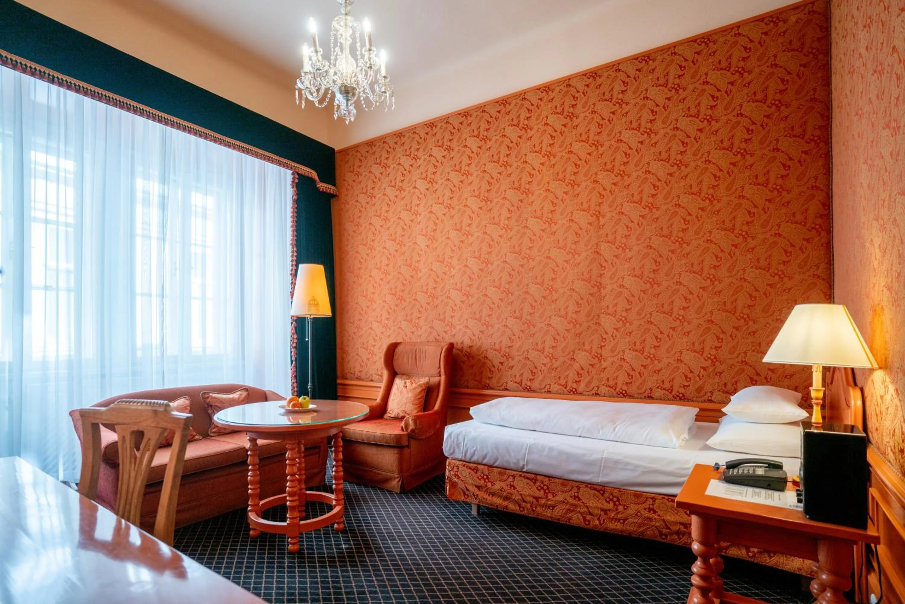 Photo of the whole room, Bed in Hotel König von Ungarn