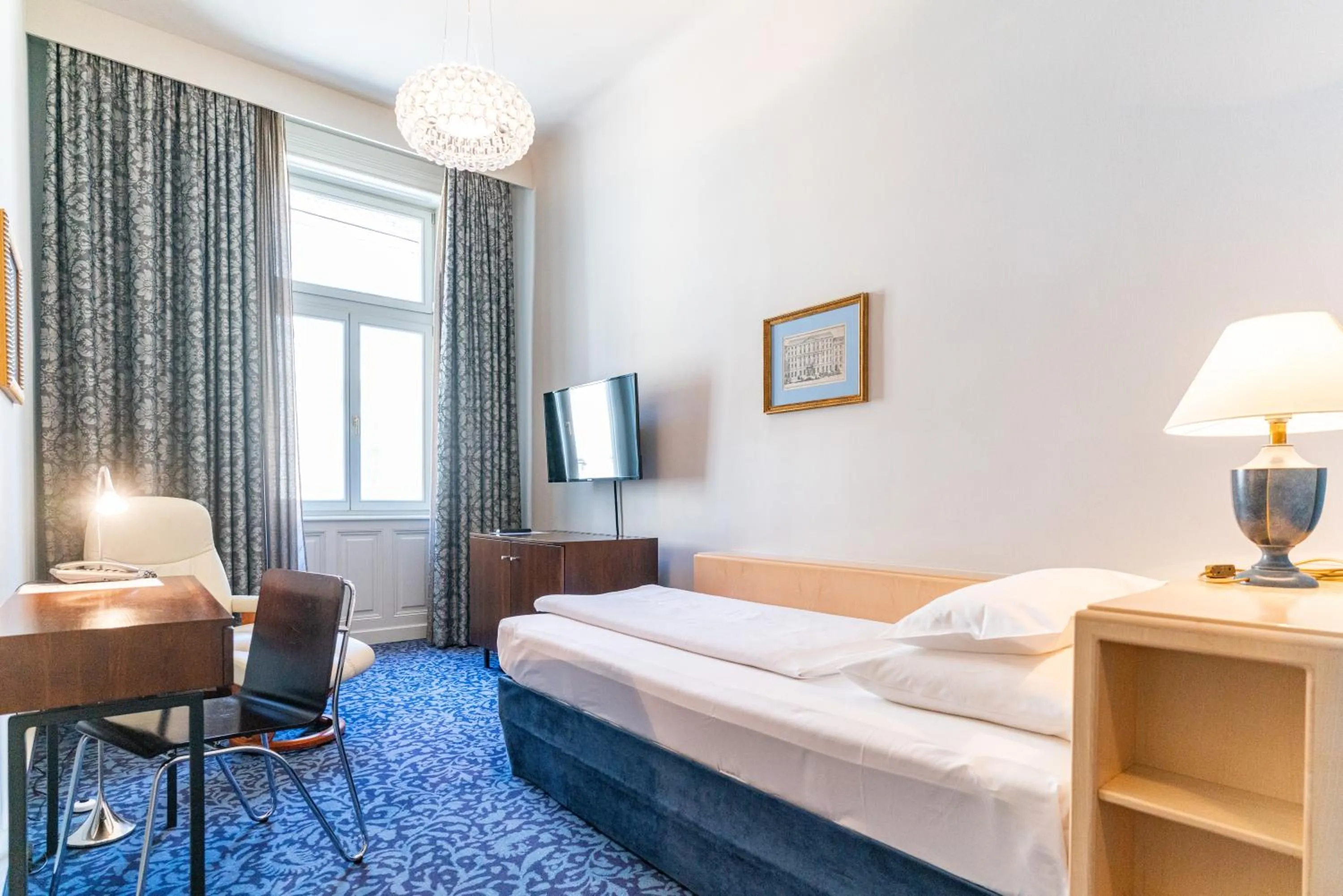 Photo of the whole room, Bed in Hotel König von Ungarn