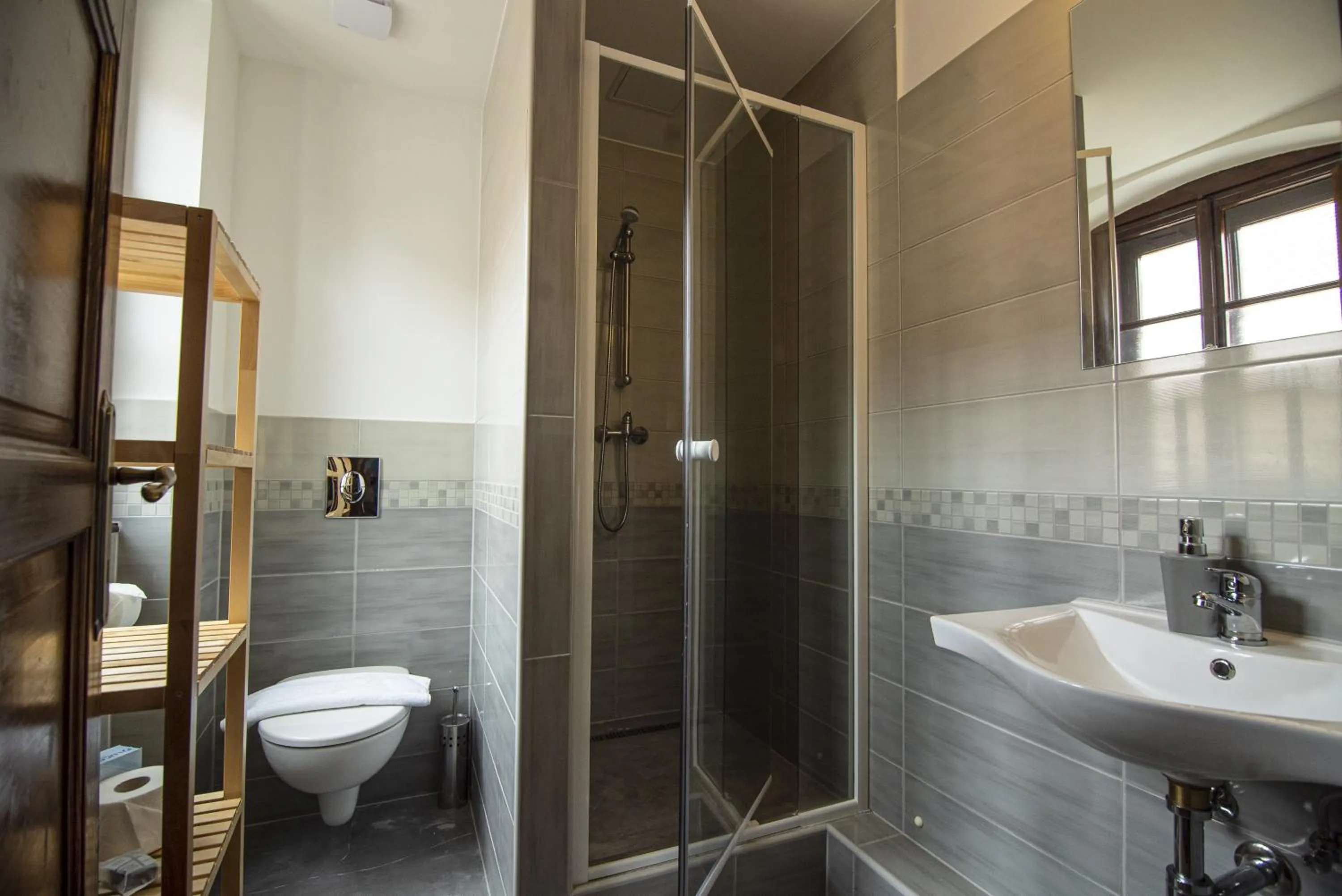 Shower in Jégverem Fogadó