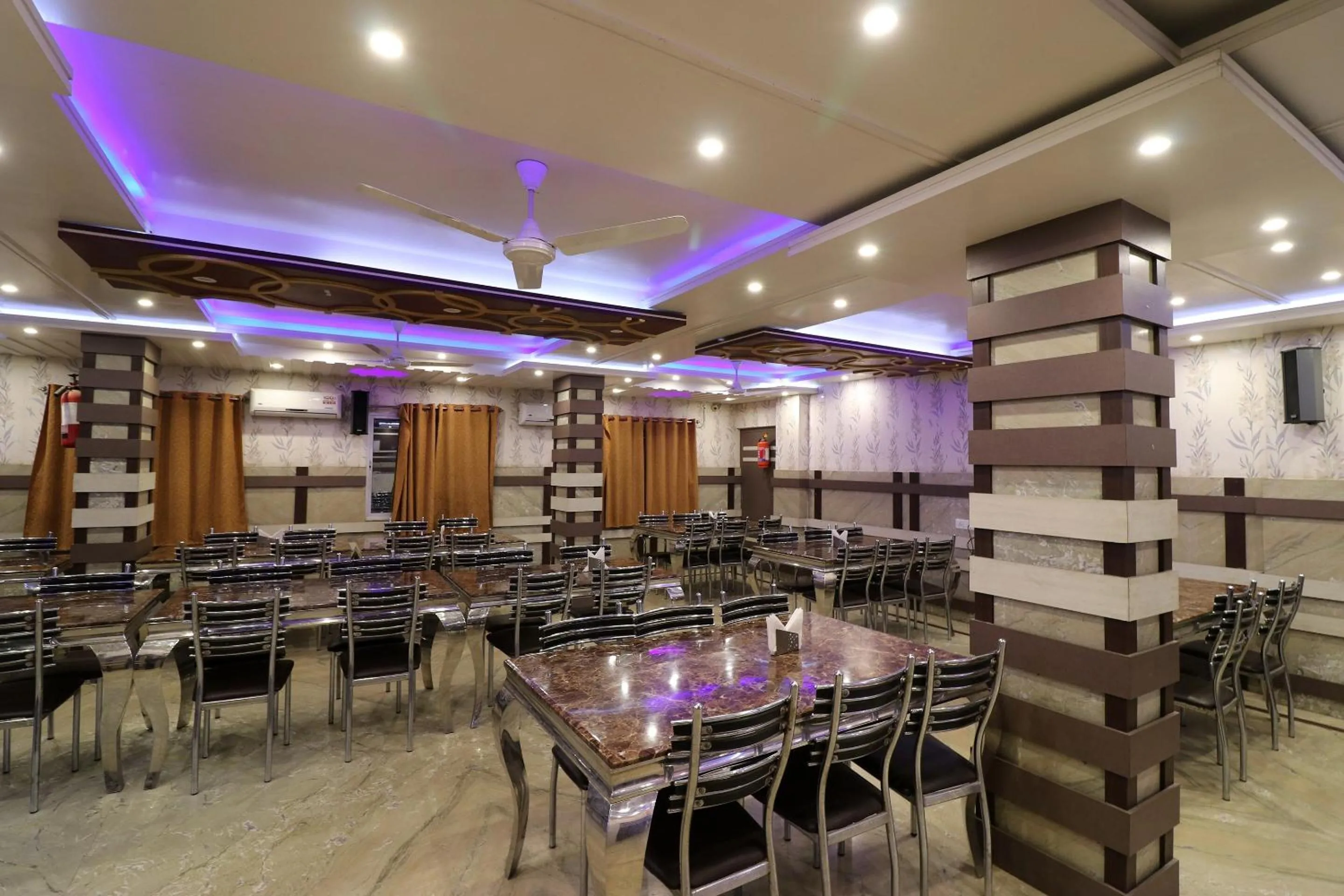 Restaurant/places to eat in Hotel O Taj Palace