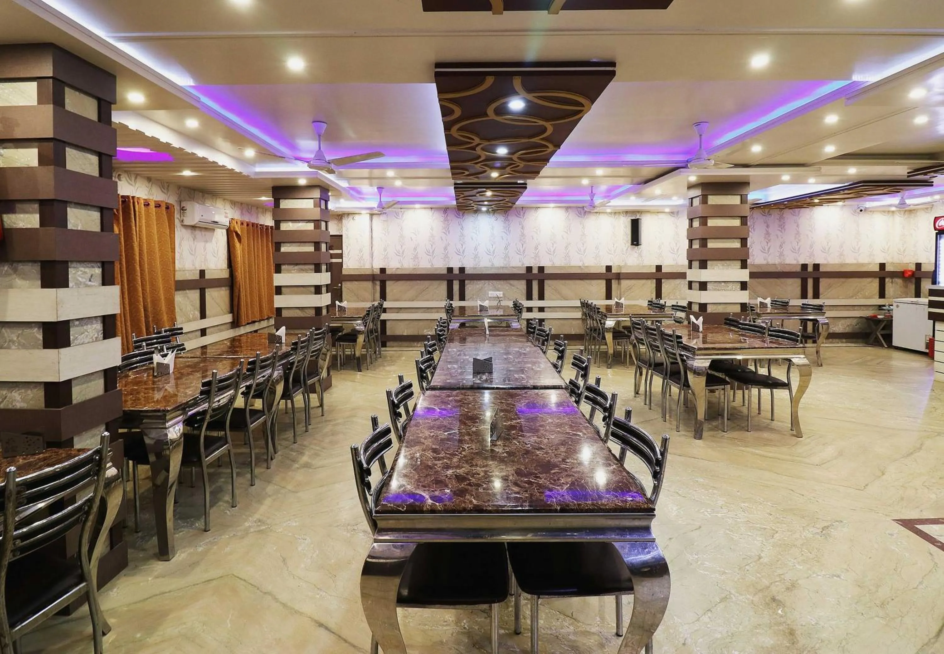 Restaurant/places to eat in Hotel O Taj Palace
