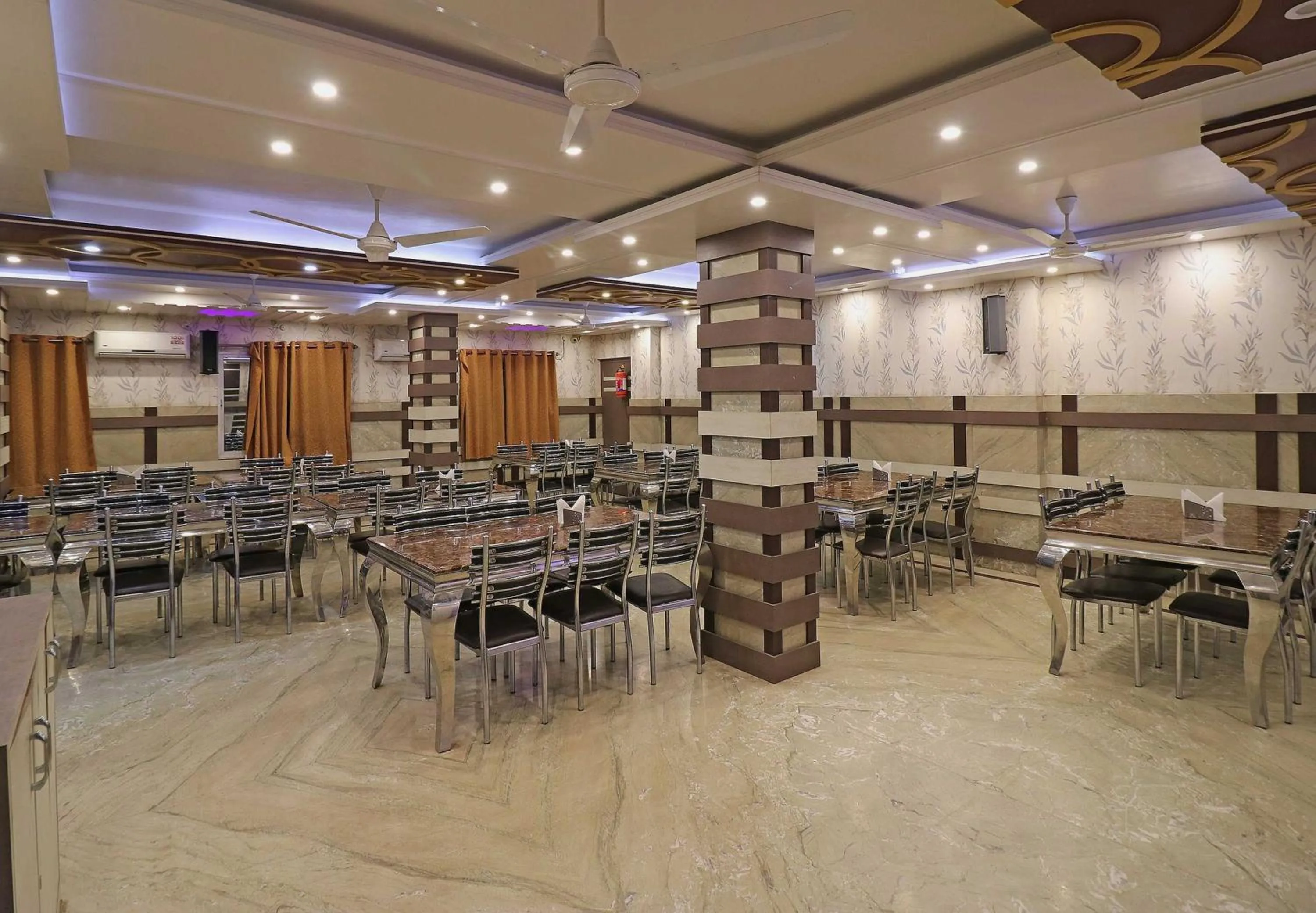 Restaurant/places to eat in Hotel O Taj Palace
