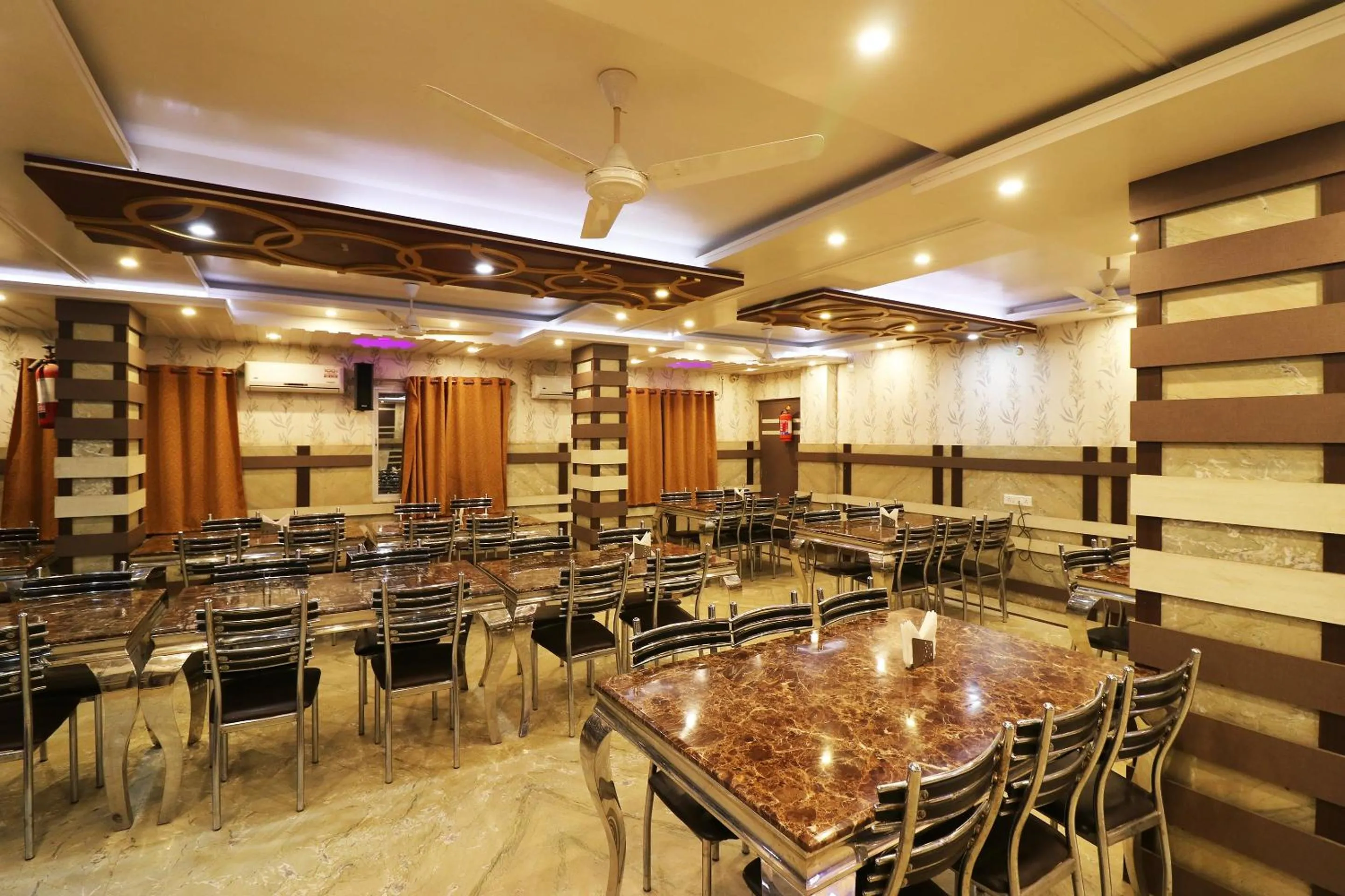 Restaurant/places to eat in Hotel O Taj Palace