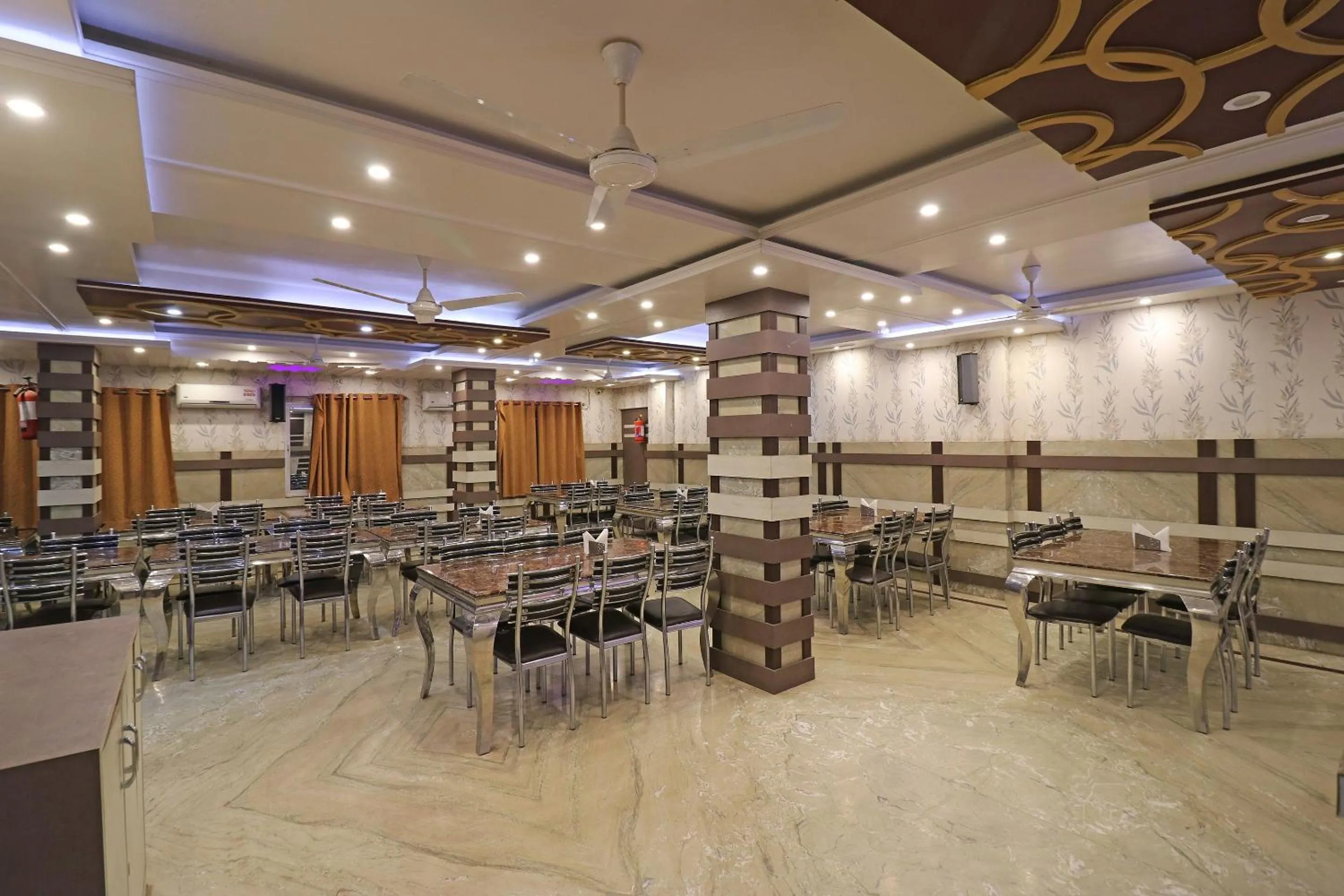 Restaurant/places to eat in Hotel O Taj Palace