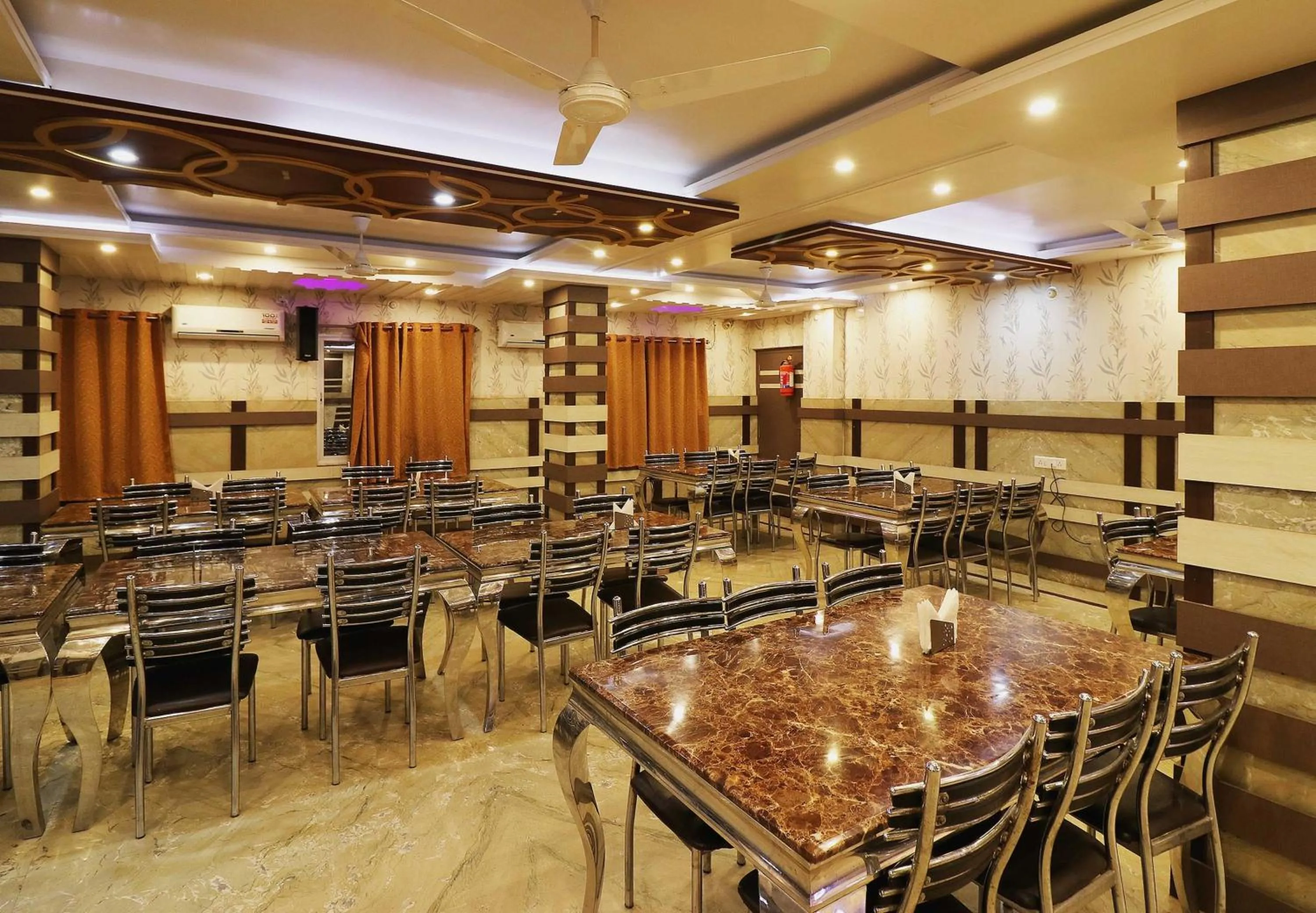 Restaurant/places to eat in Hotel O Taj Palace