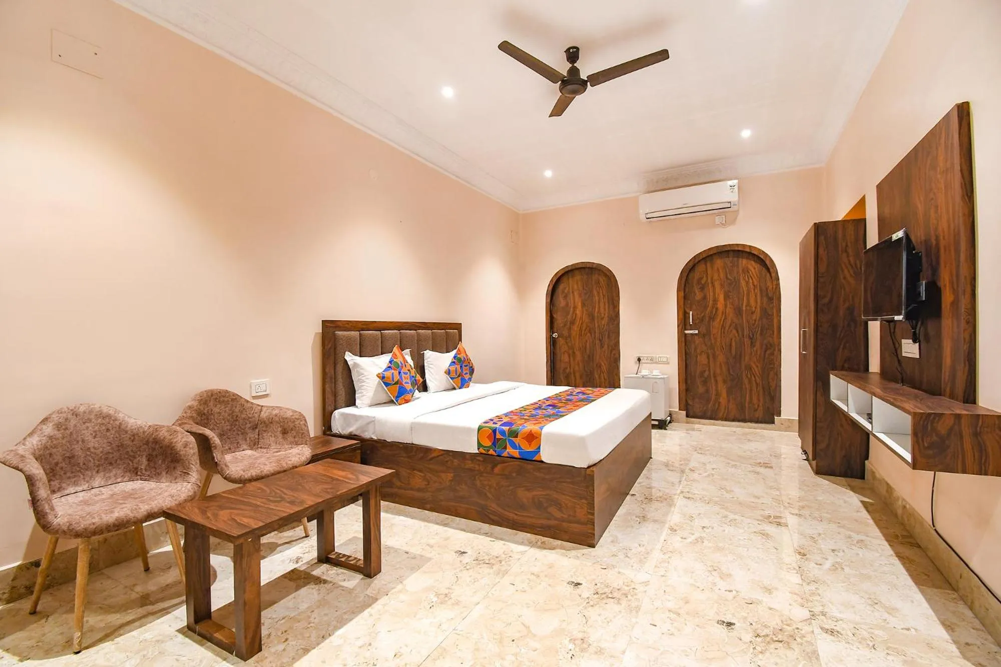 Bed in FabHotel Golden Suites - Nr Park Circus 7 point