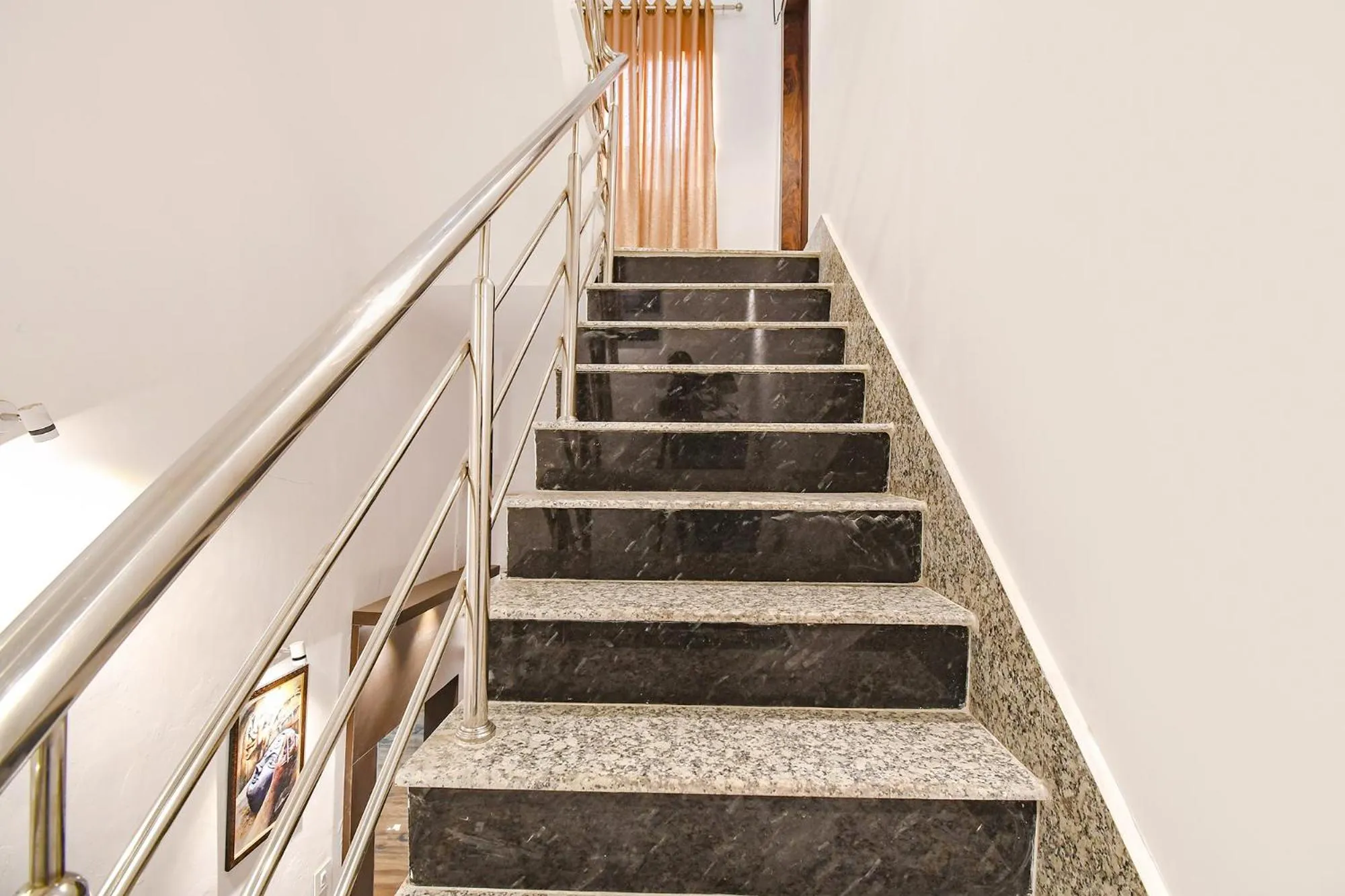 Lobby or reception in FabHotel Golden Suites - Nr Park Circus 7 point