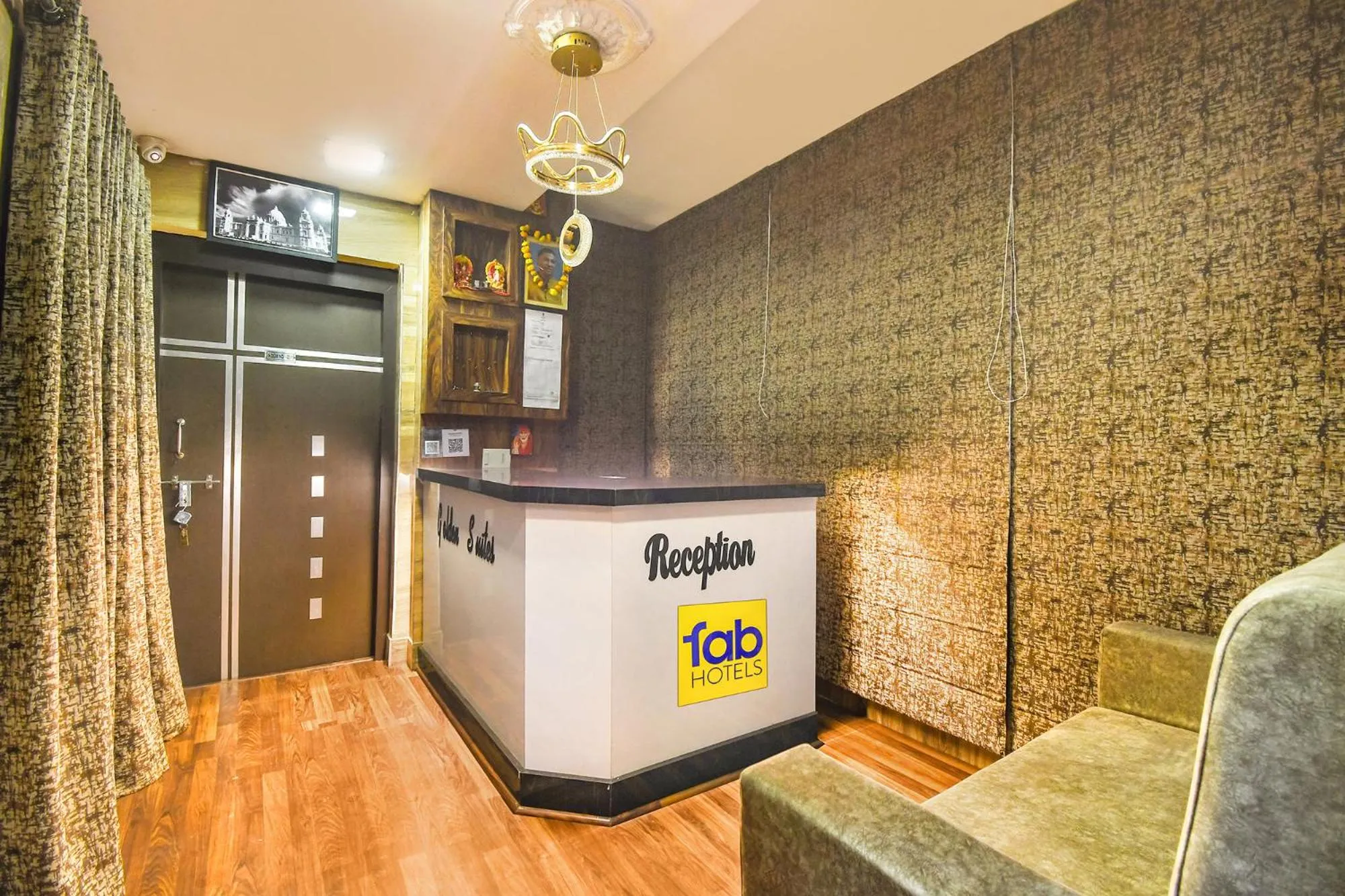 Lobby or reception in FabHotel Golden Suites - Nr Park Circus 7 point