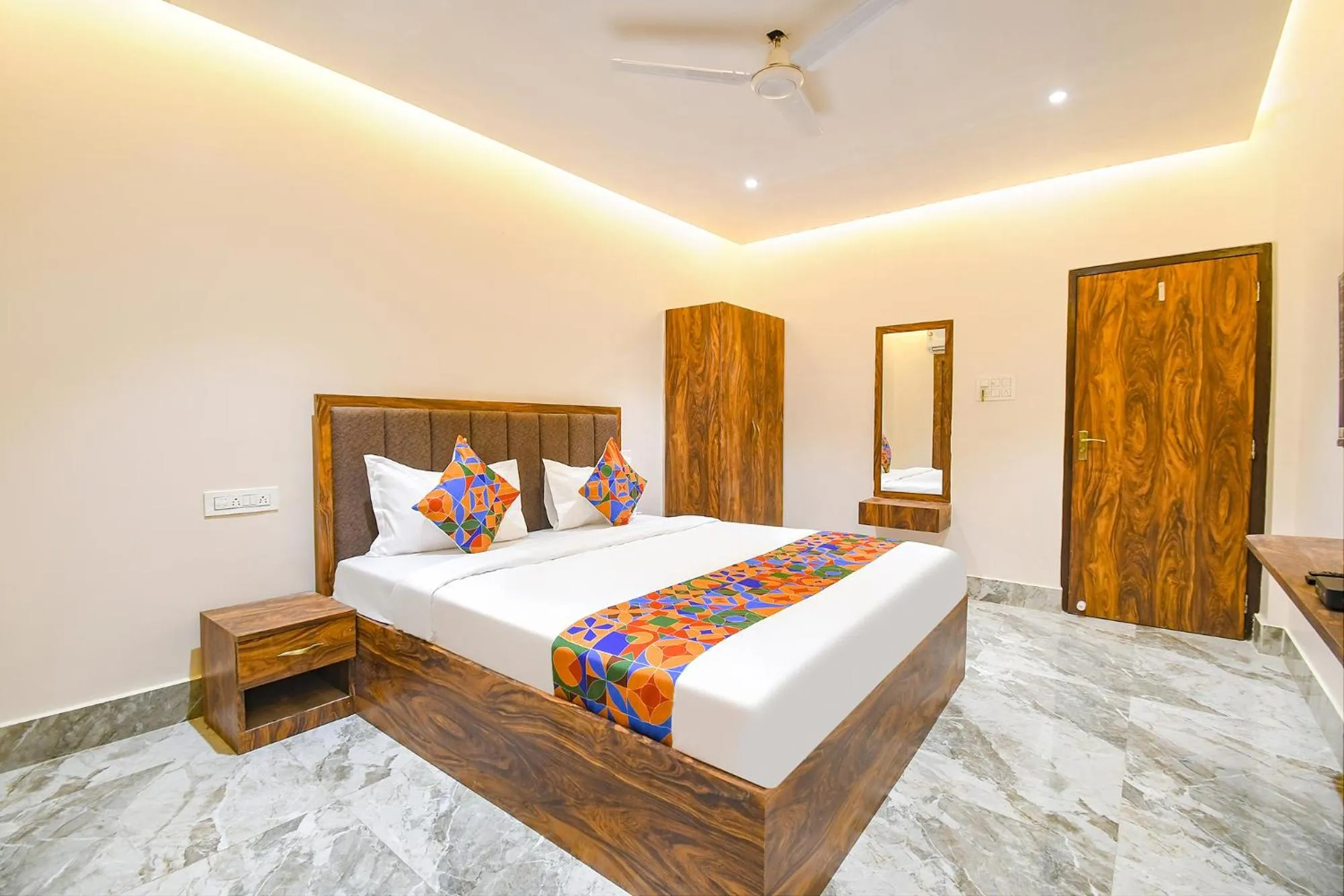 Bed in FabHotel Golden Suites - Nr Park Circus 7 point