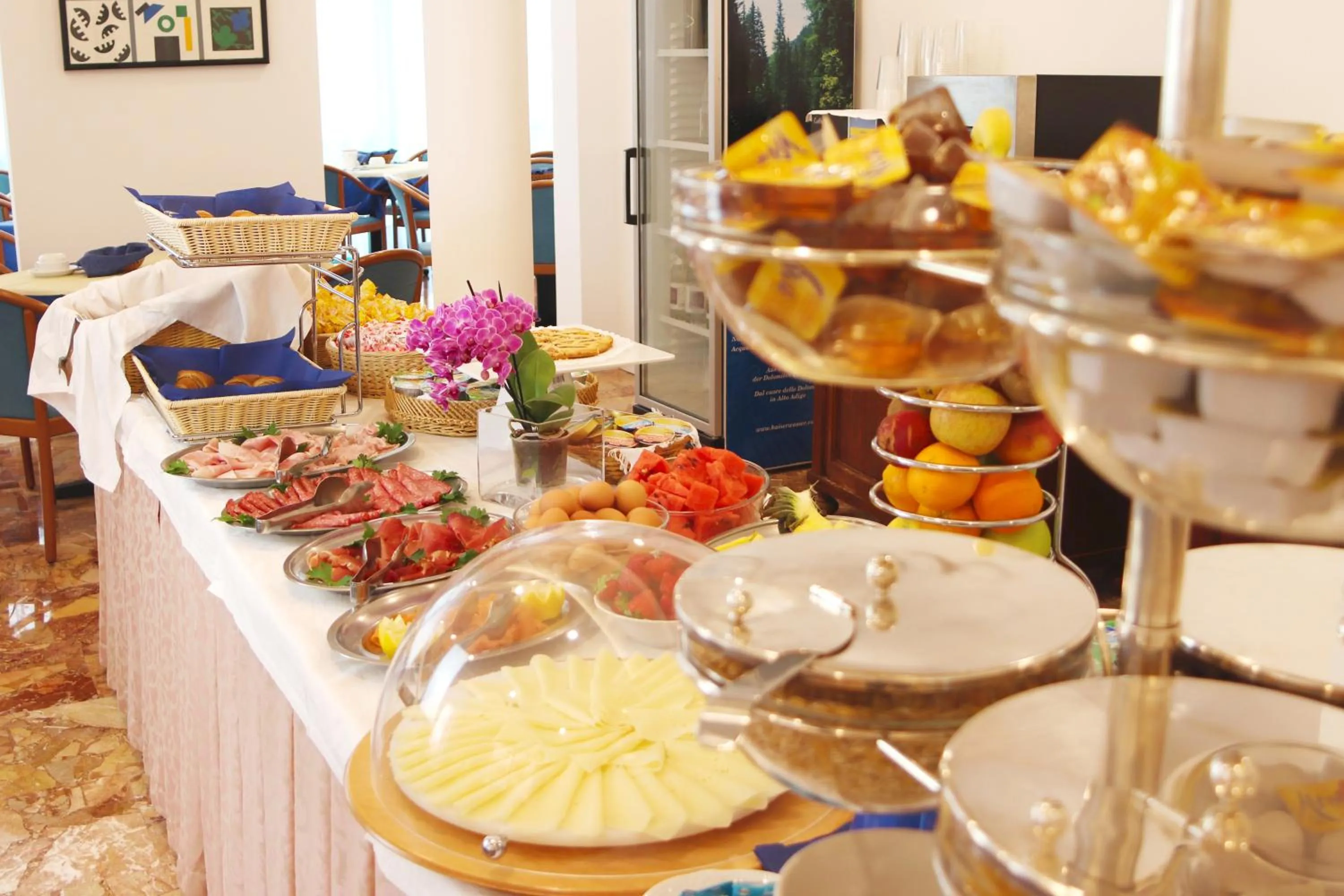 Restaurant/places to eat in Villa Serena