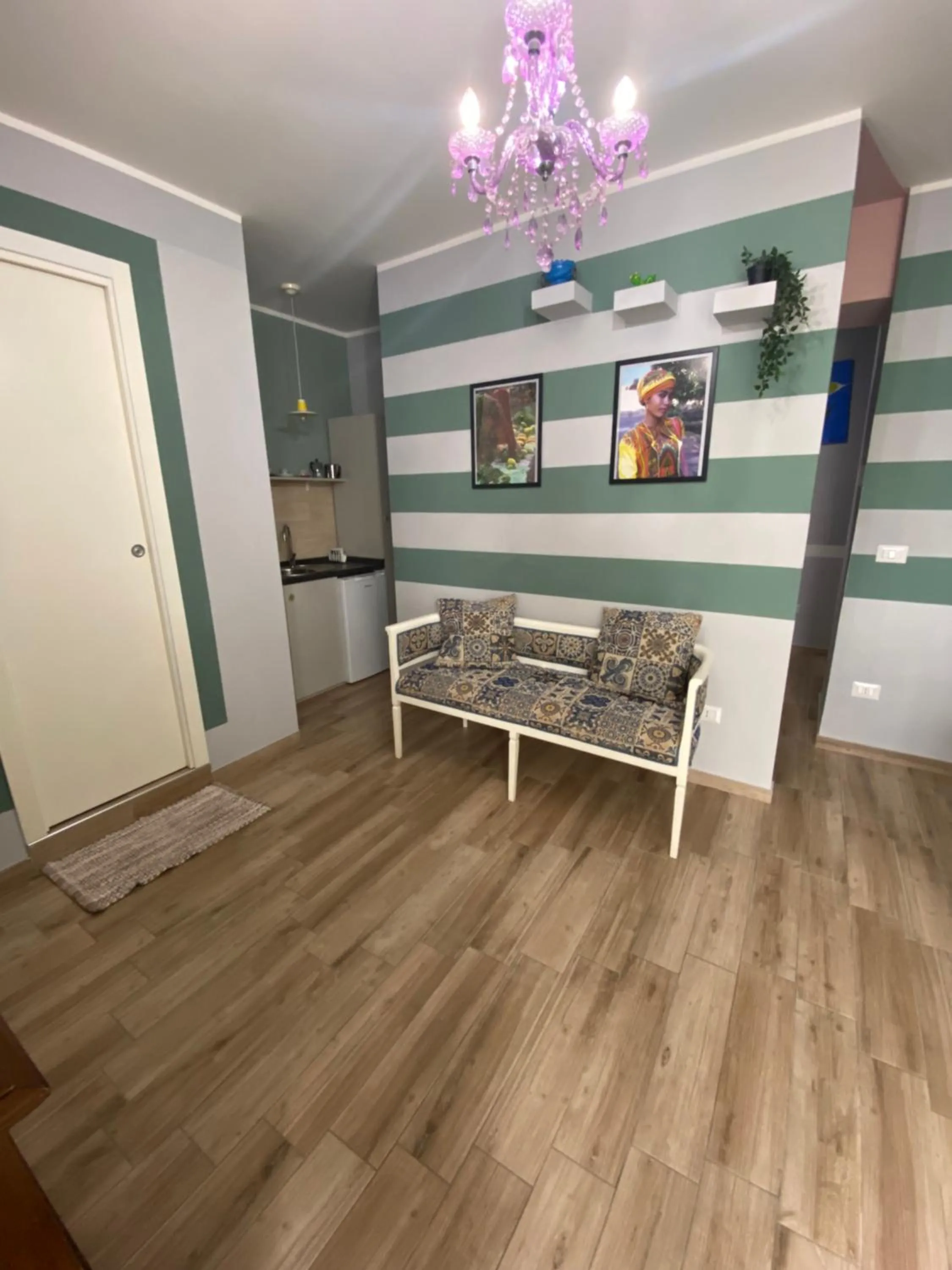 Communal lounge/ TV room in Suite 01