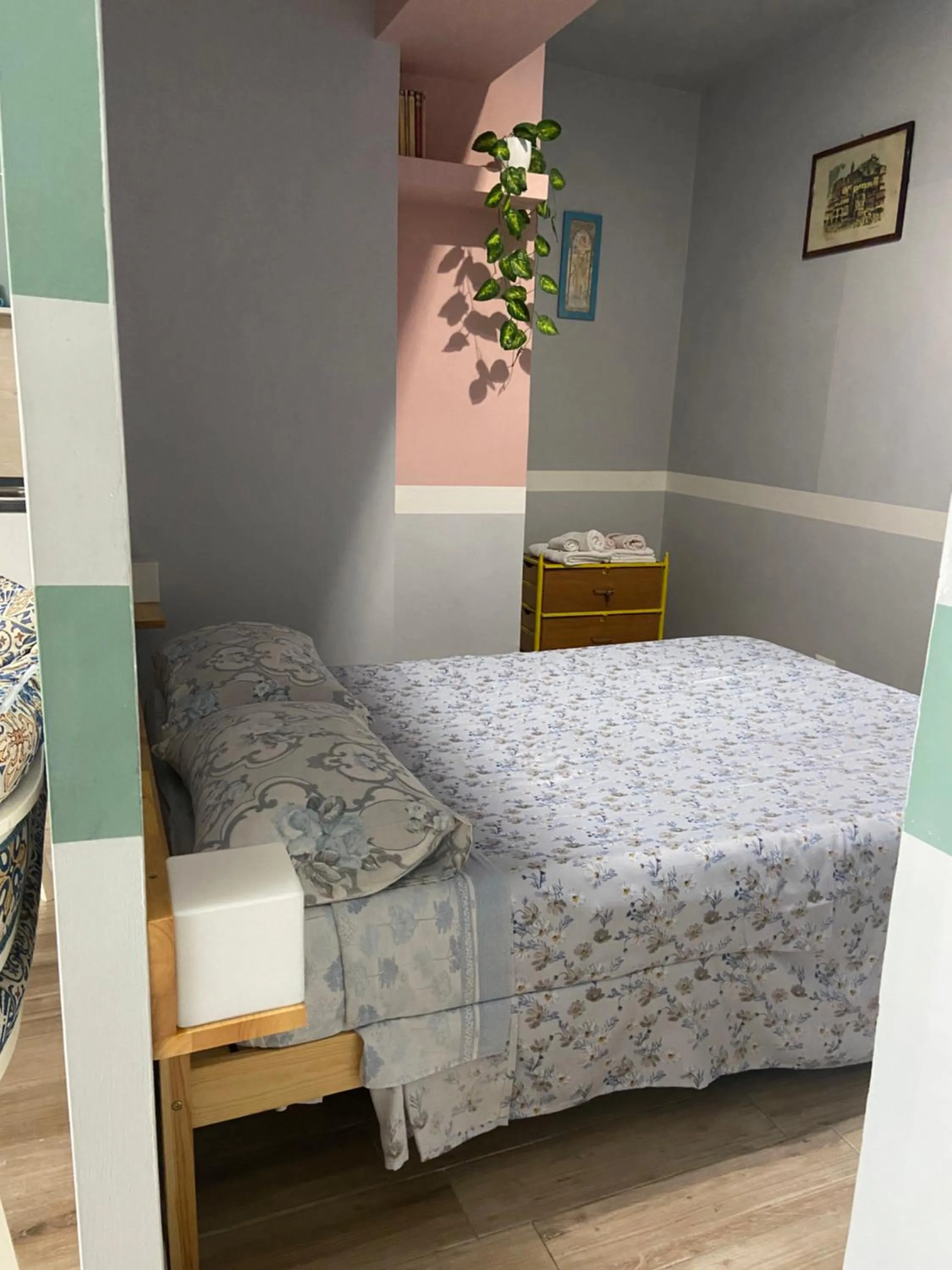 Bedroom, Bed in Suite 01