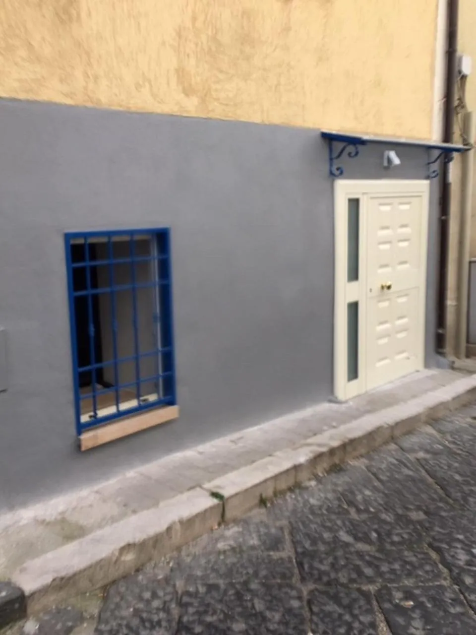 Facade/entrance in Suite 01