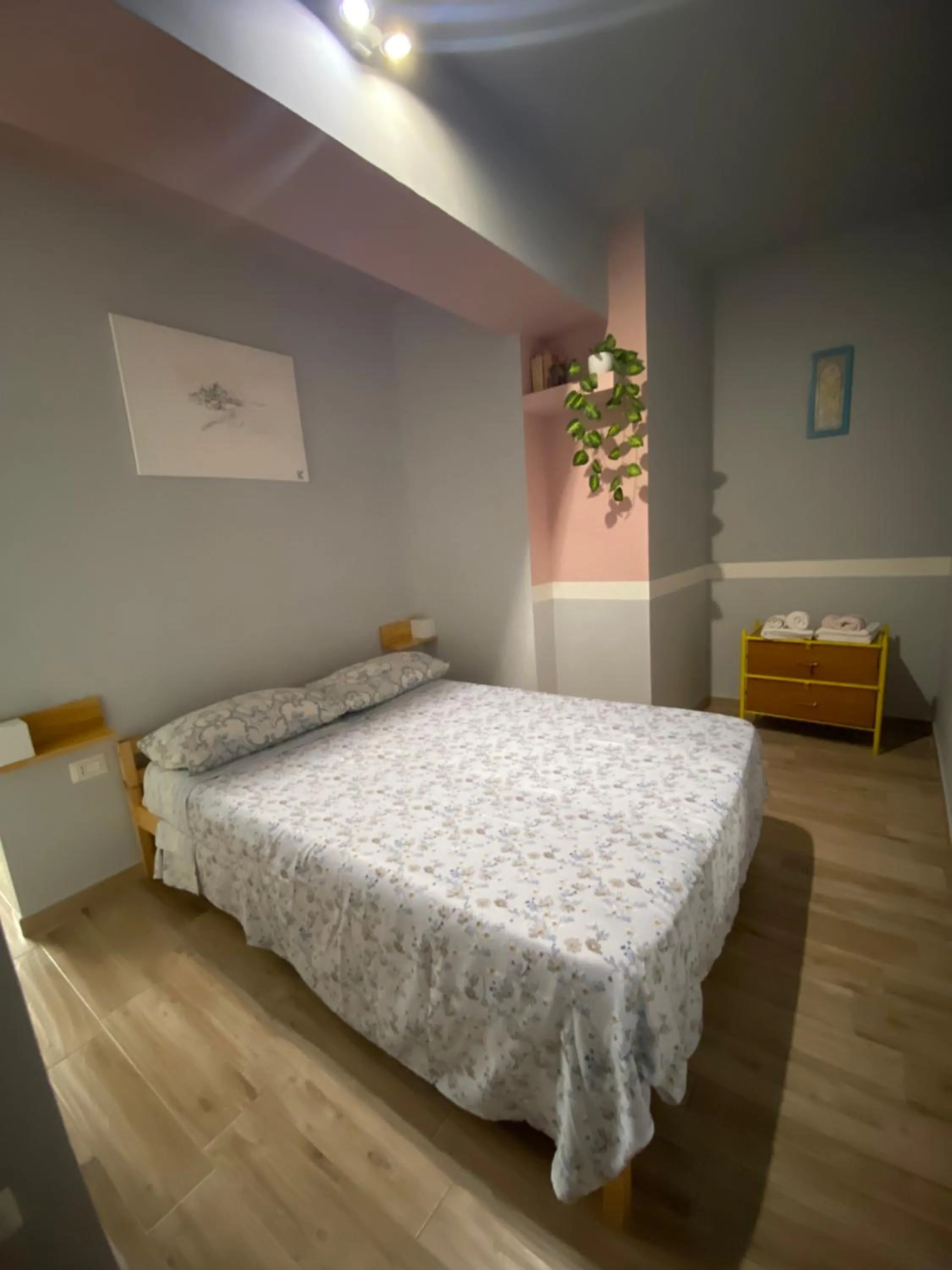 Bedroom, Bed in Suite 01