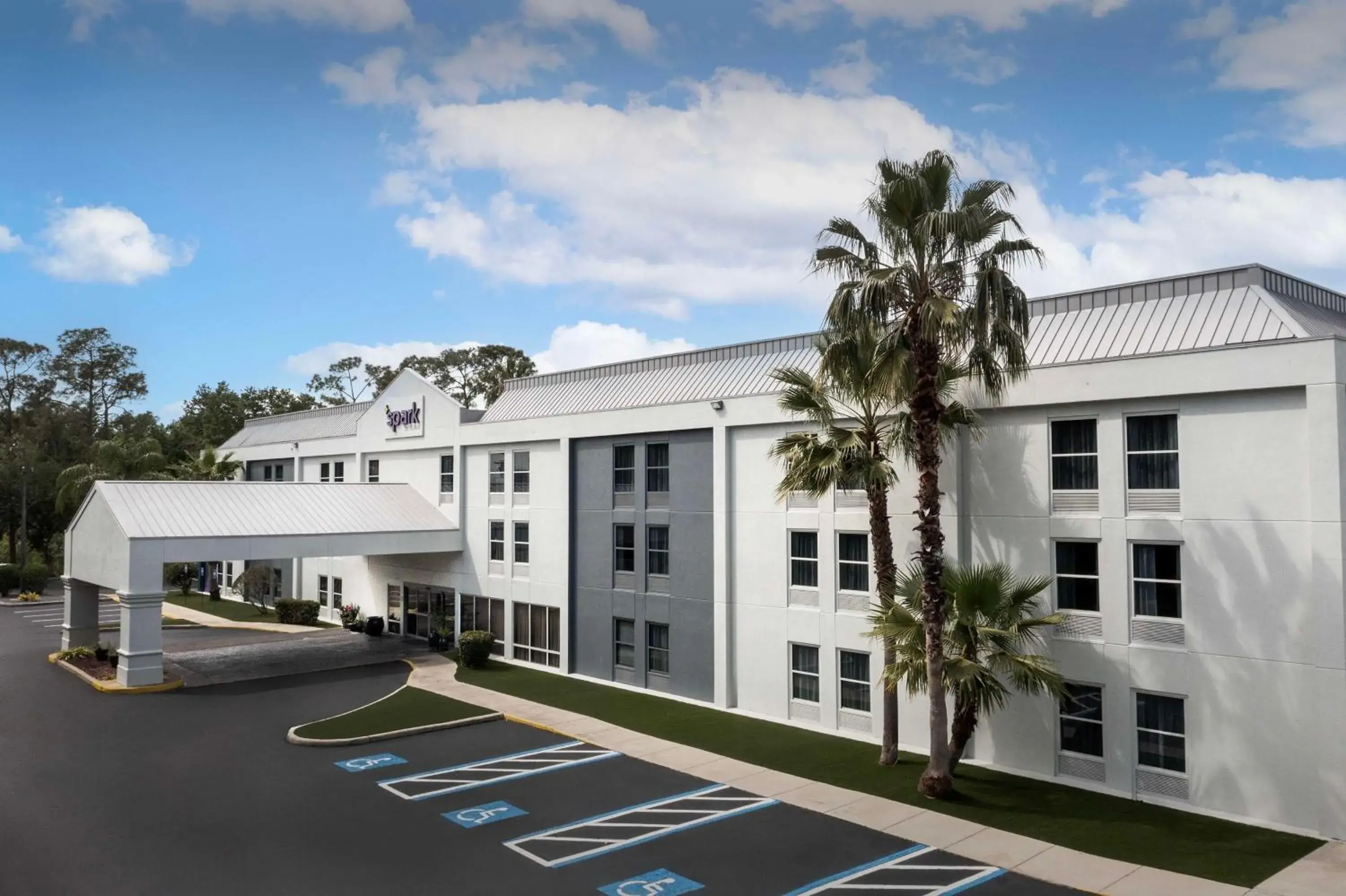 Property building in Spark by Hilton Tampa Brandon Property building in Spark by Hilton Tampa Brandon