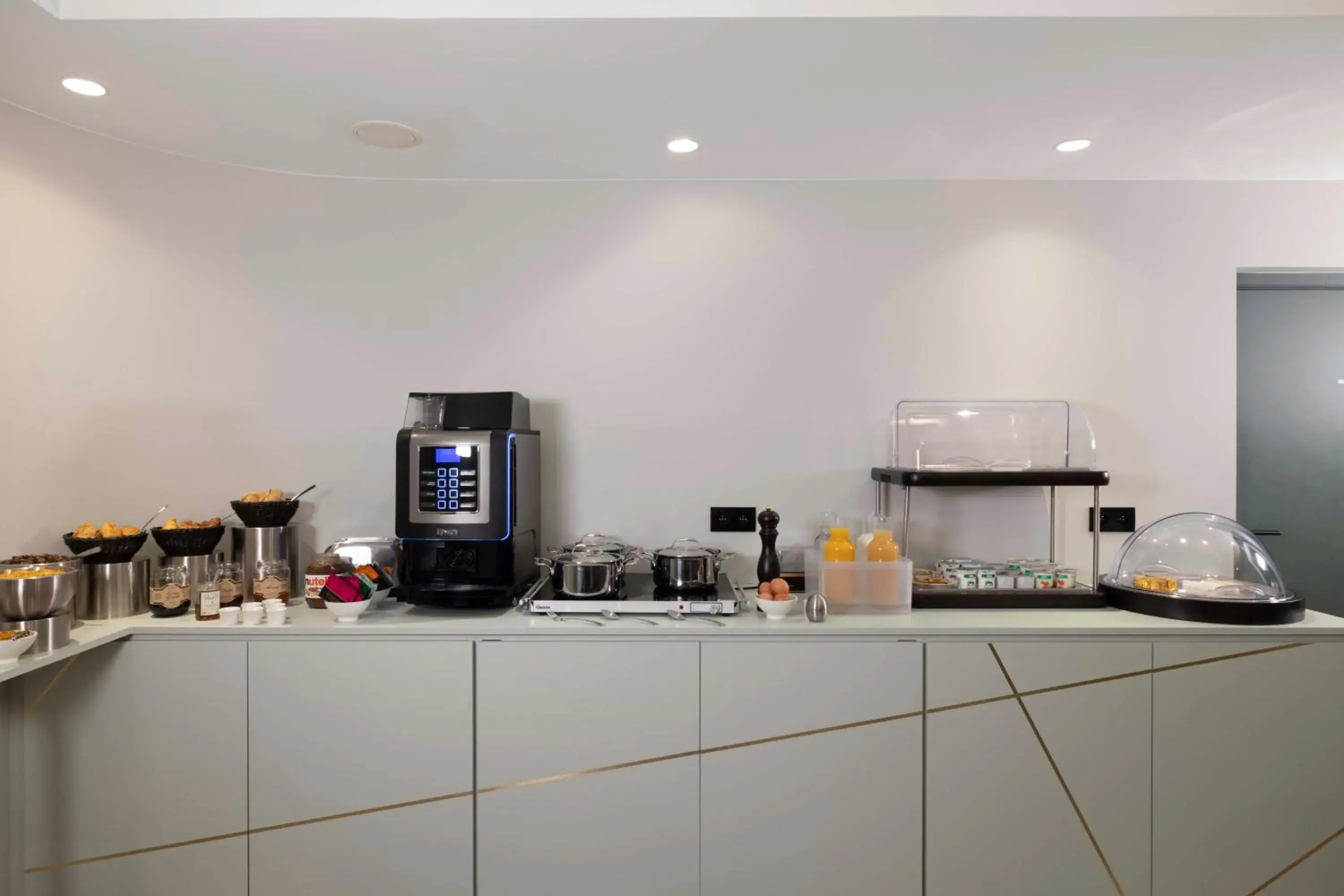 Food and drinks in Grand Hôtel Lévêque Food and drinks in Grand Hôtel Lévêque