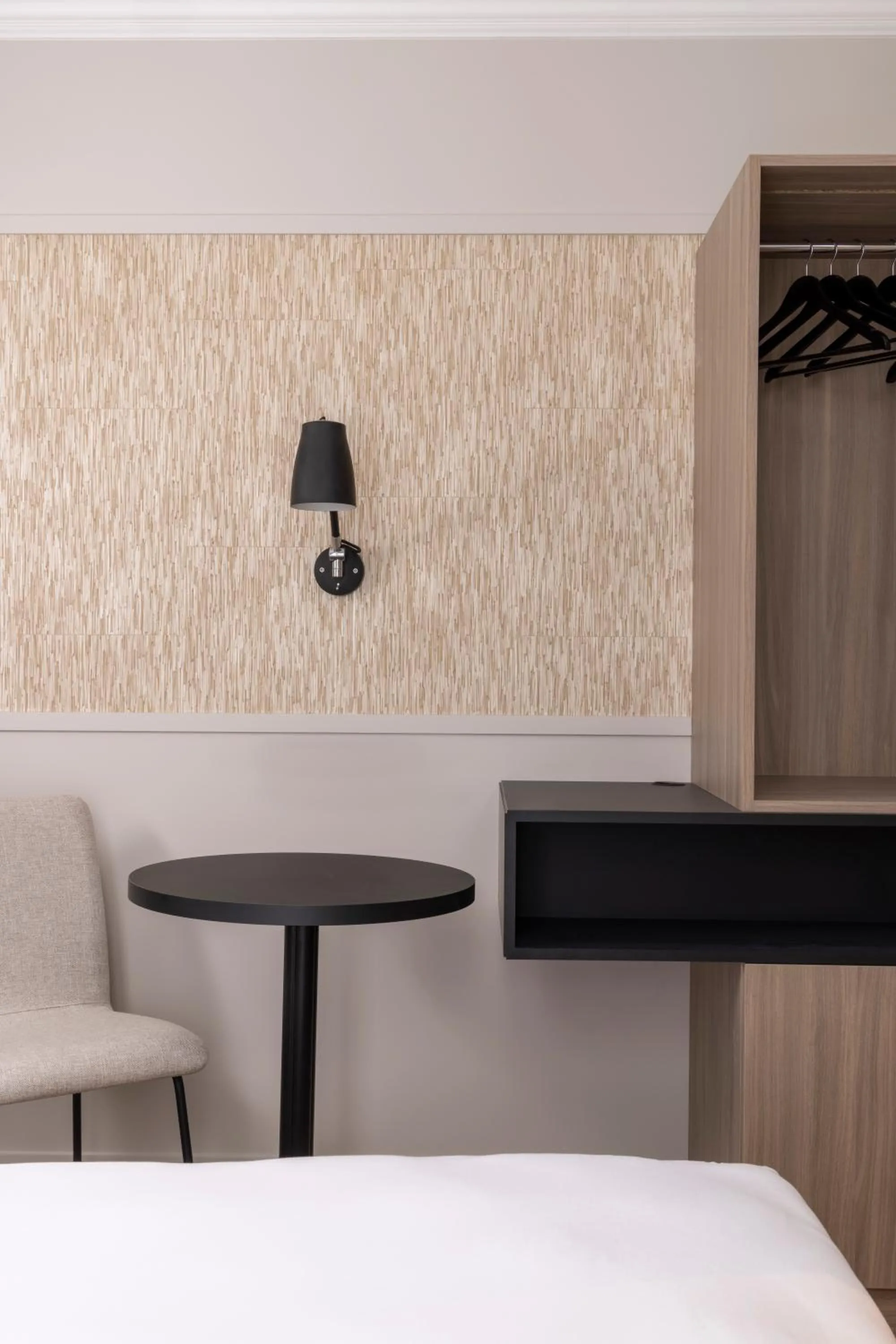 hair dresser, Bed in Grand Hôtel Lévêque