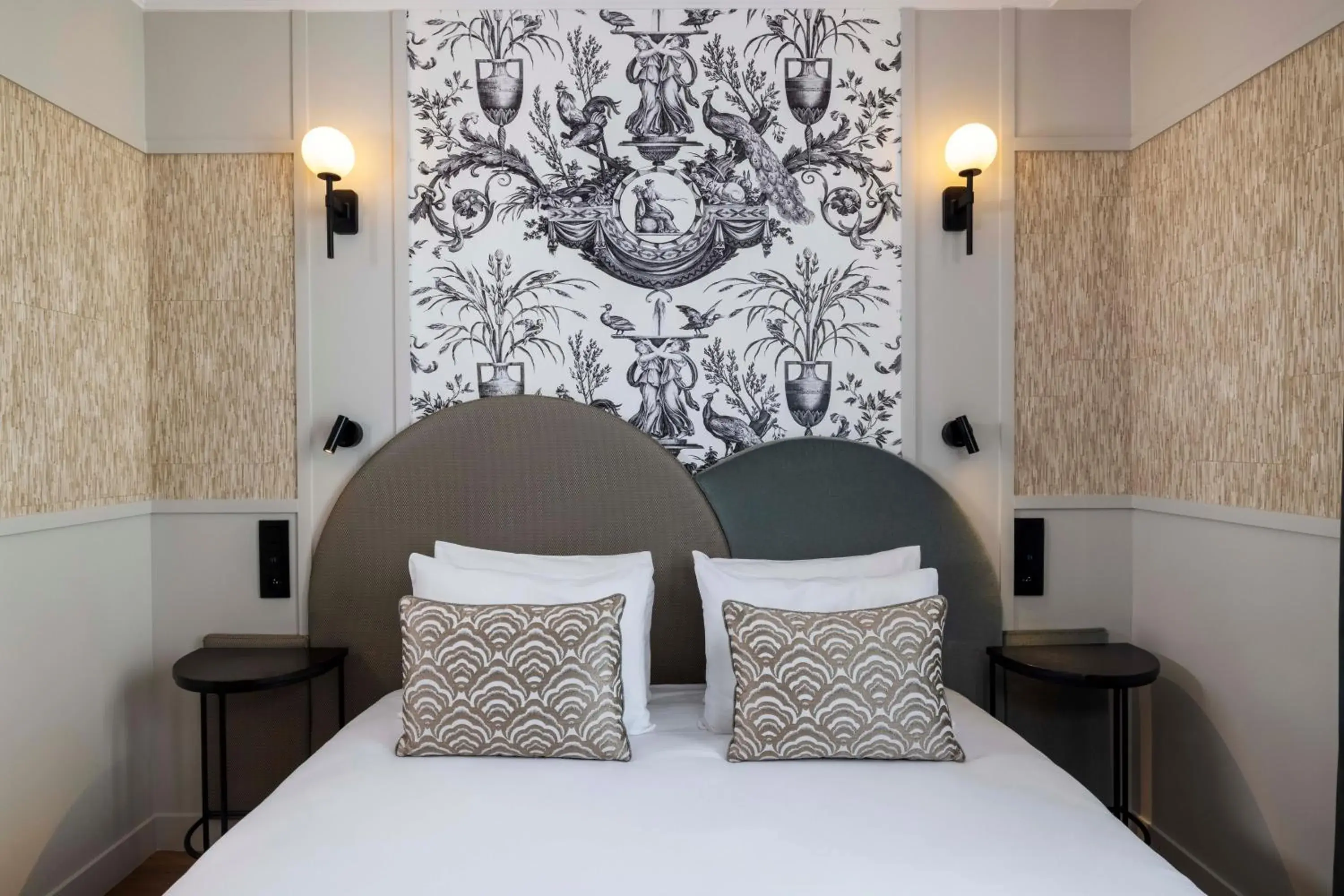 Bed in Grand Hôtel Lévêque Bed in Grand Hôtel Lévêque