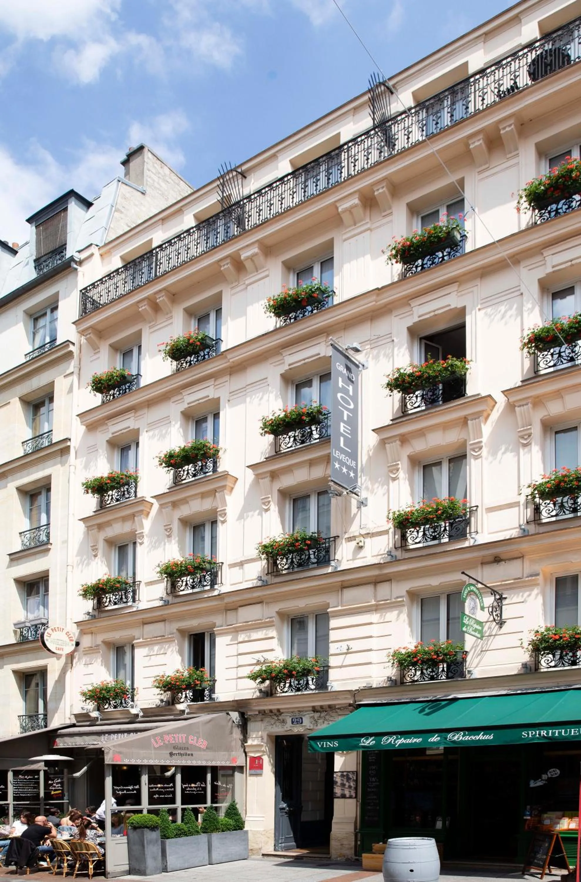 Property building in Grand Hôtel Lévêque