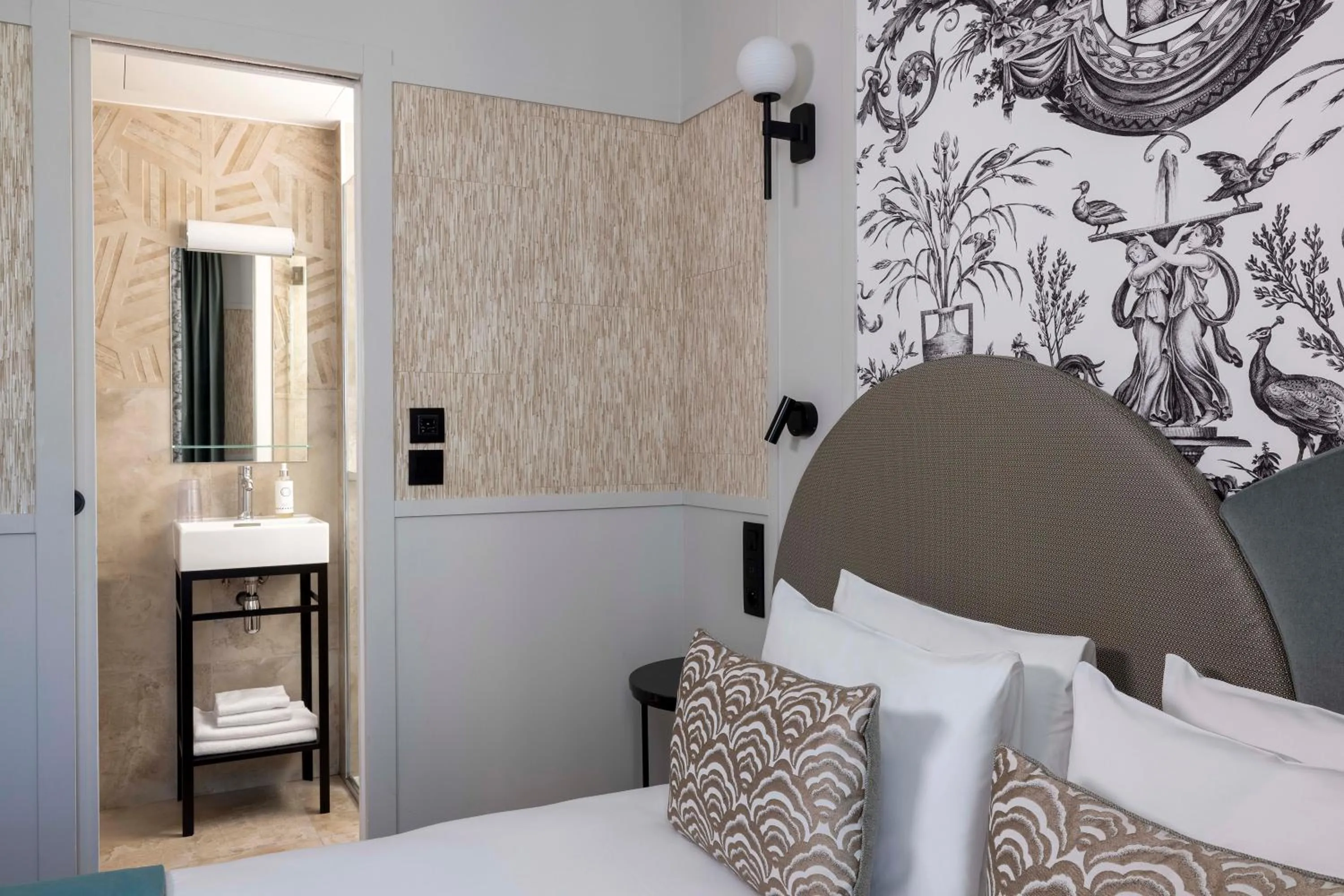 Bathroom, Bed in Grand Hôtel Lévêque