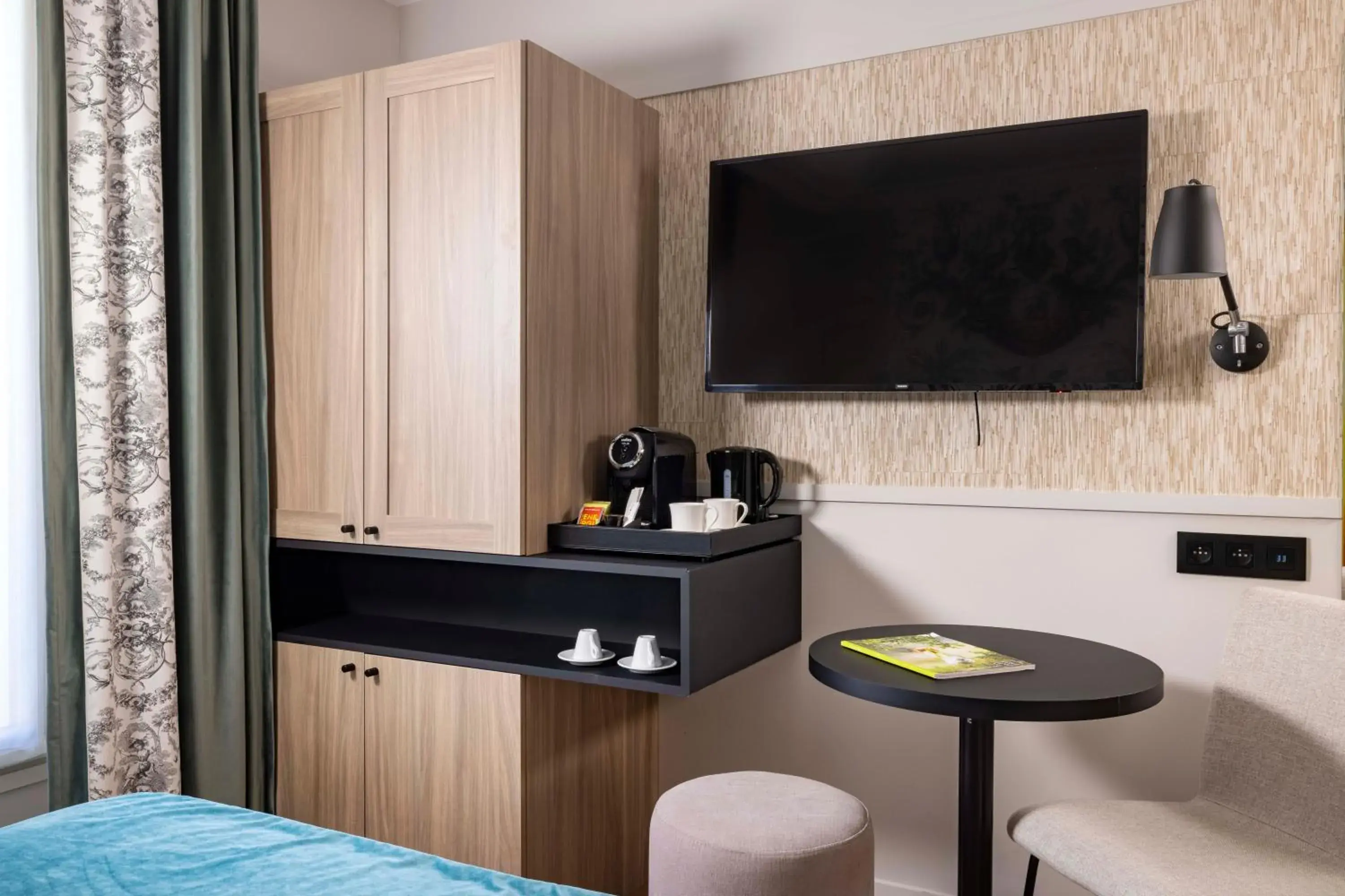 TV and multimedia, Bed in Grand Hôtel Lévêque TV and multimedia, Bed in Grand Hôtel Lévêque