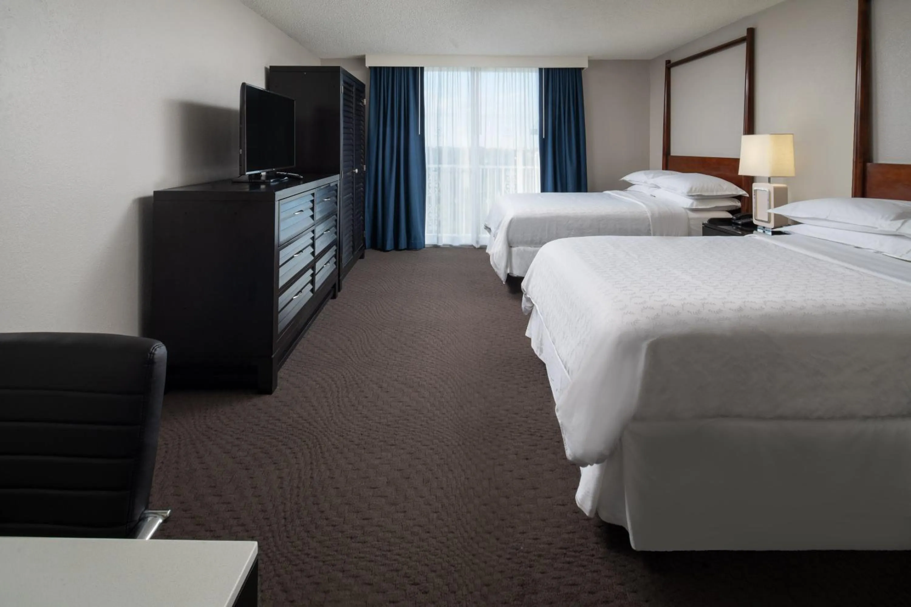 Photo of the whole room, Bed in Sheraton Suites Fort Lauderdale at Cypress Creek